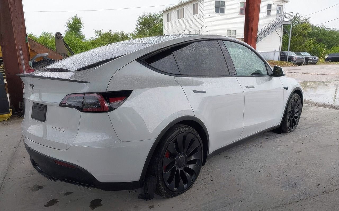 Tesla Model Y, Auto na cestě - fotka 4