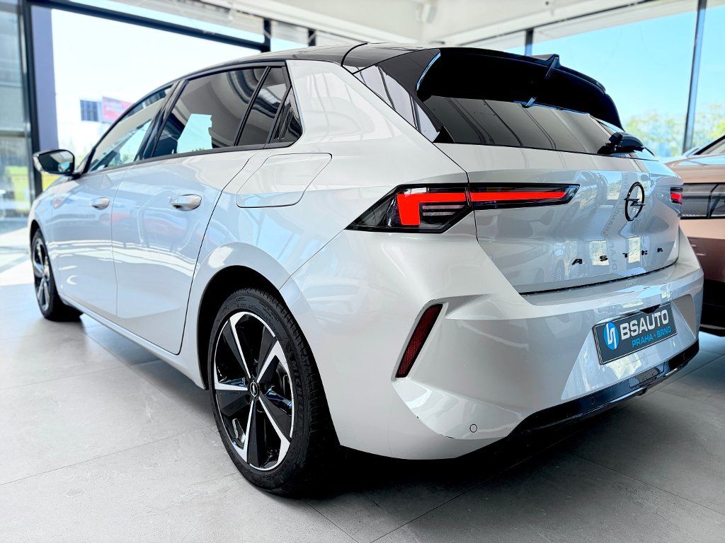 Opel Astra, GS Line 1,6Turbo PHEV AT8 - fotka 4