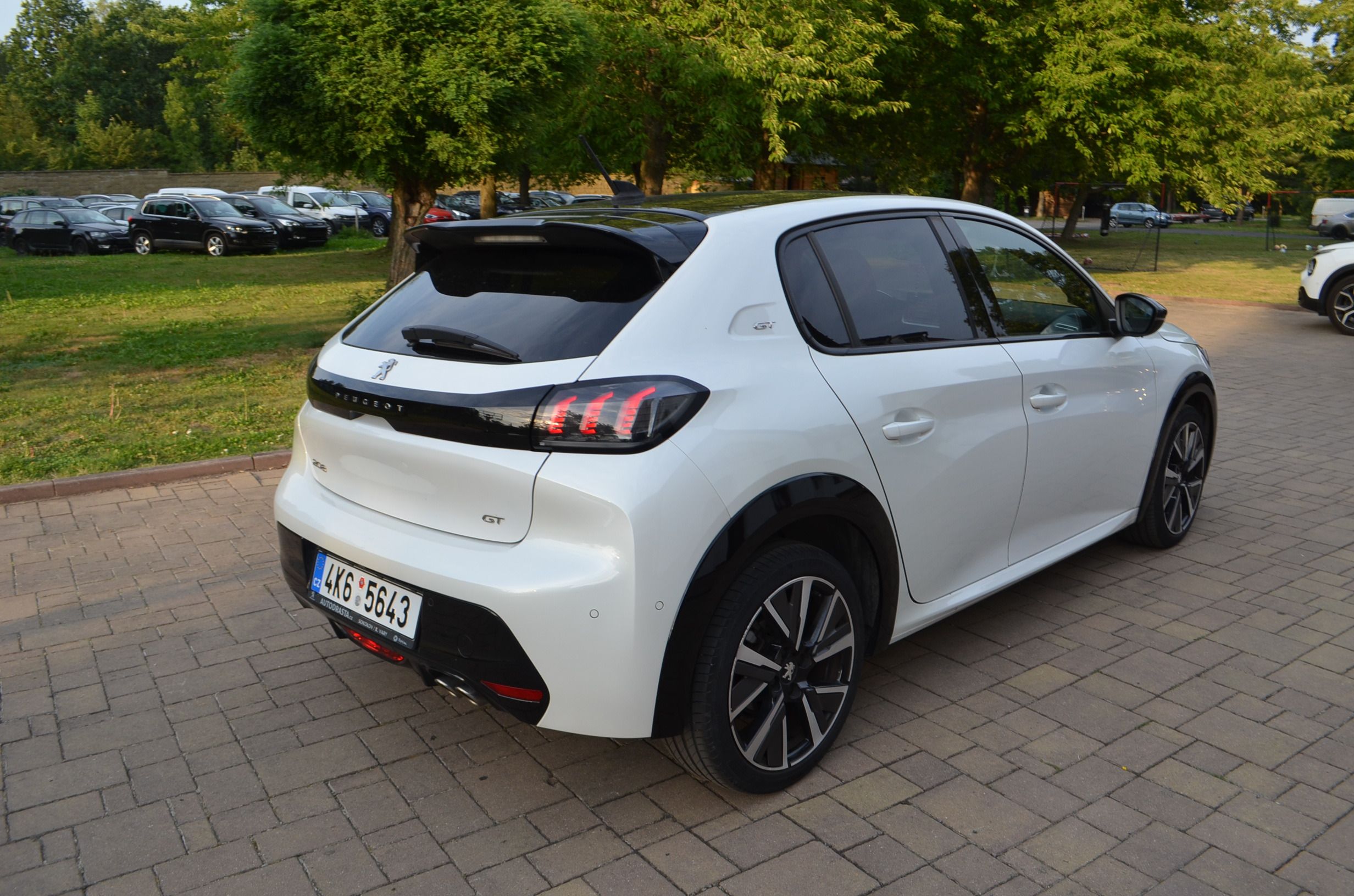 Peugeot 208, GT*PURE TECH*130PS*EAT8*ČR*1.M - fotka 5