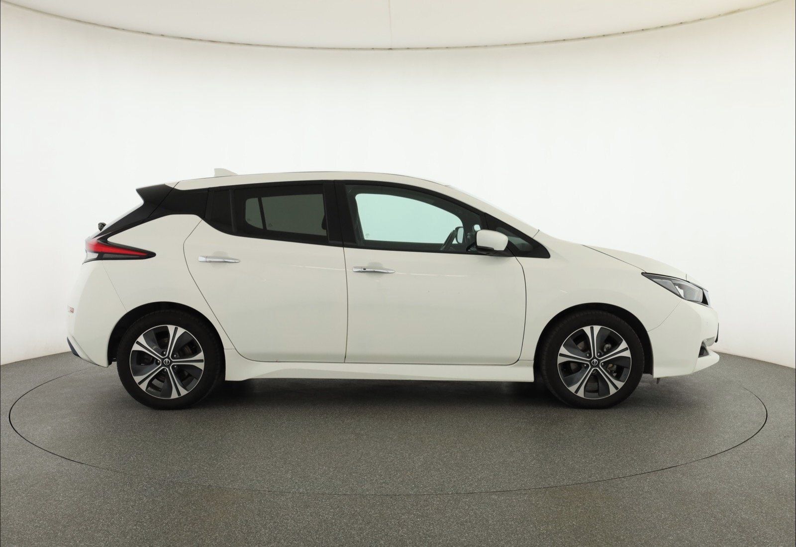 Nissan LEAF, 40 kWh, SoH 91%, Automat - fotka 6