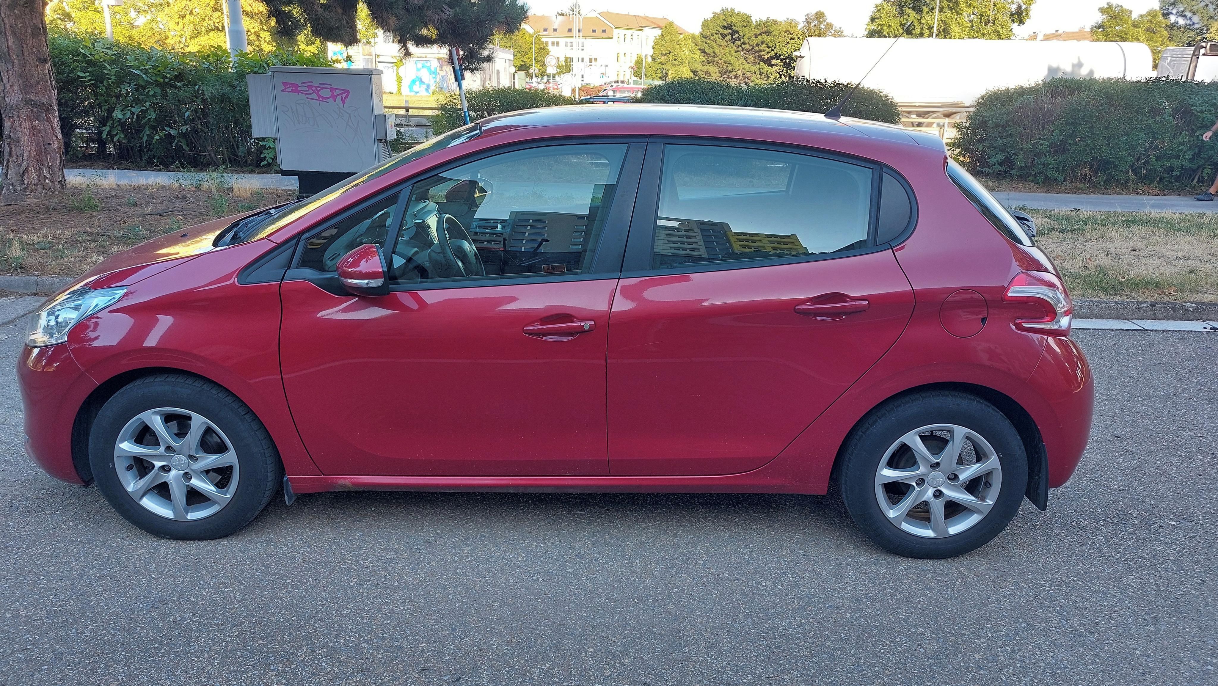 Peugeot 208, 1,2 PureTech, klima, tempomat - fotka 4