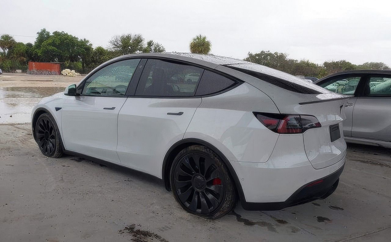 Tesla Model Y, Auto na cestě - fotka 3