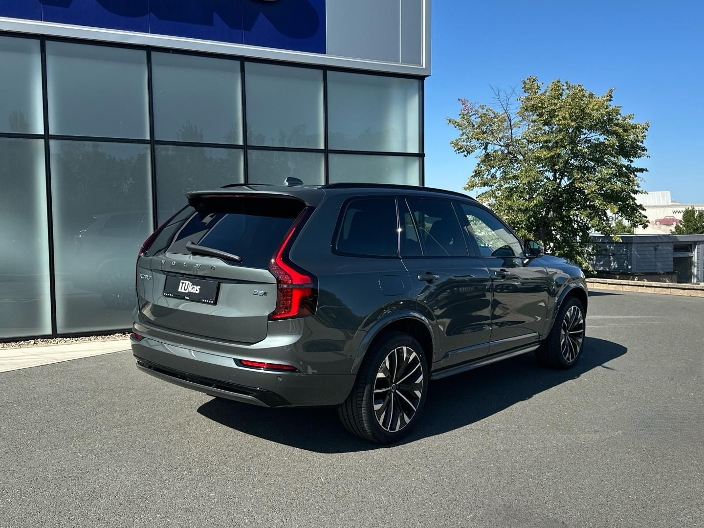 Volvo XC90, 2.0B5 184kW 4x4  PLUS DARK - fotka 6