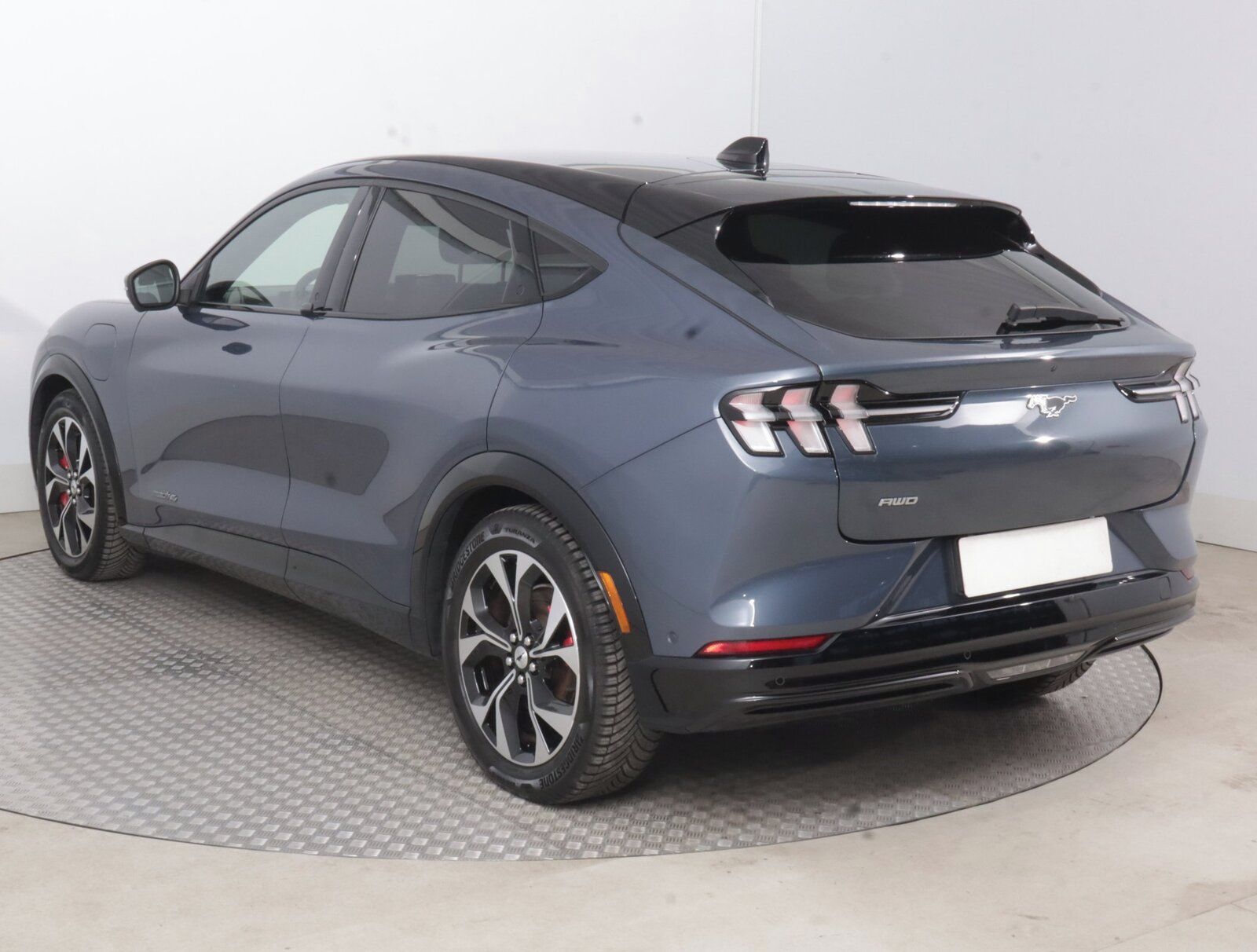 Ford Mustang Mach-E, Standard Range AWD, SoH 94% - fotka 4