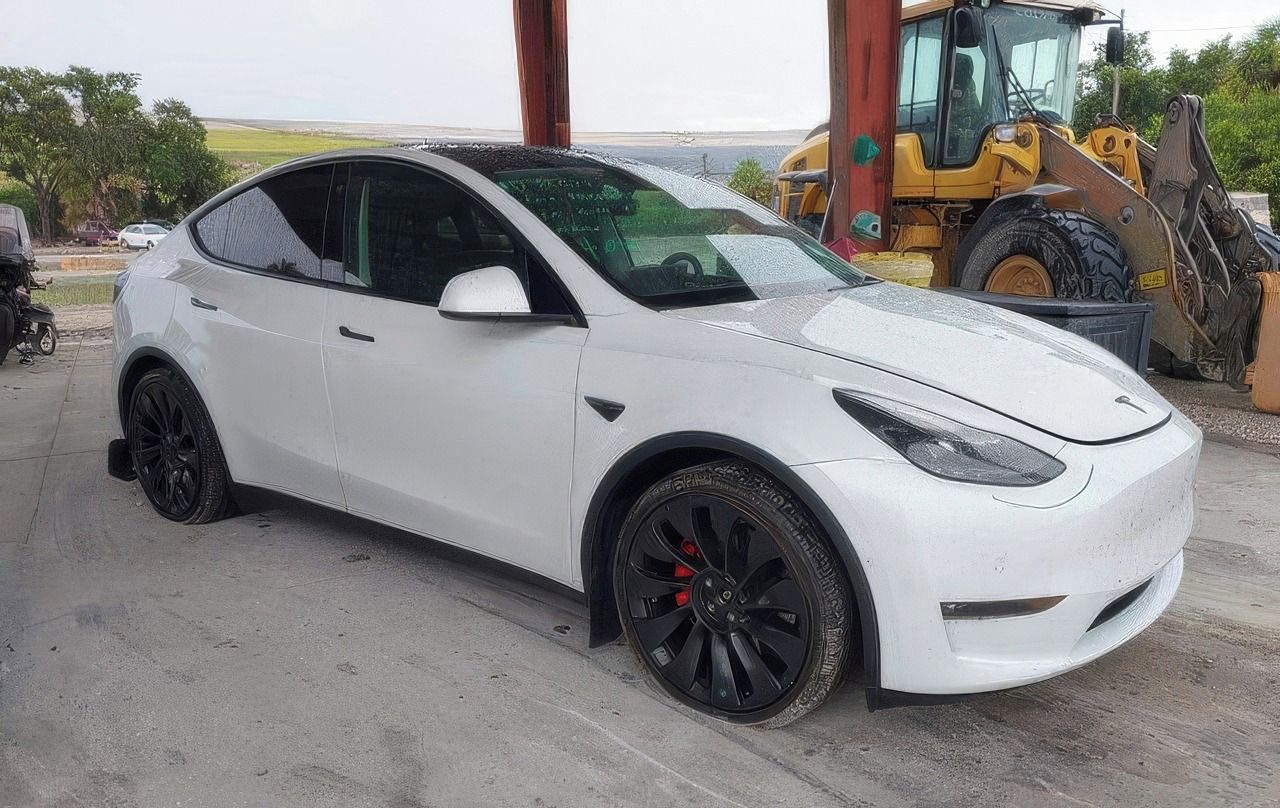 Tesla Model Y, Auto na cestě - fotka 2