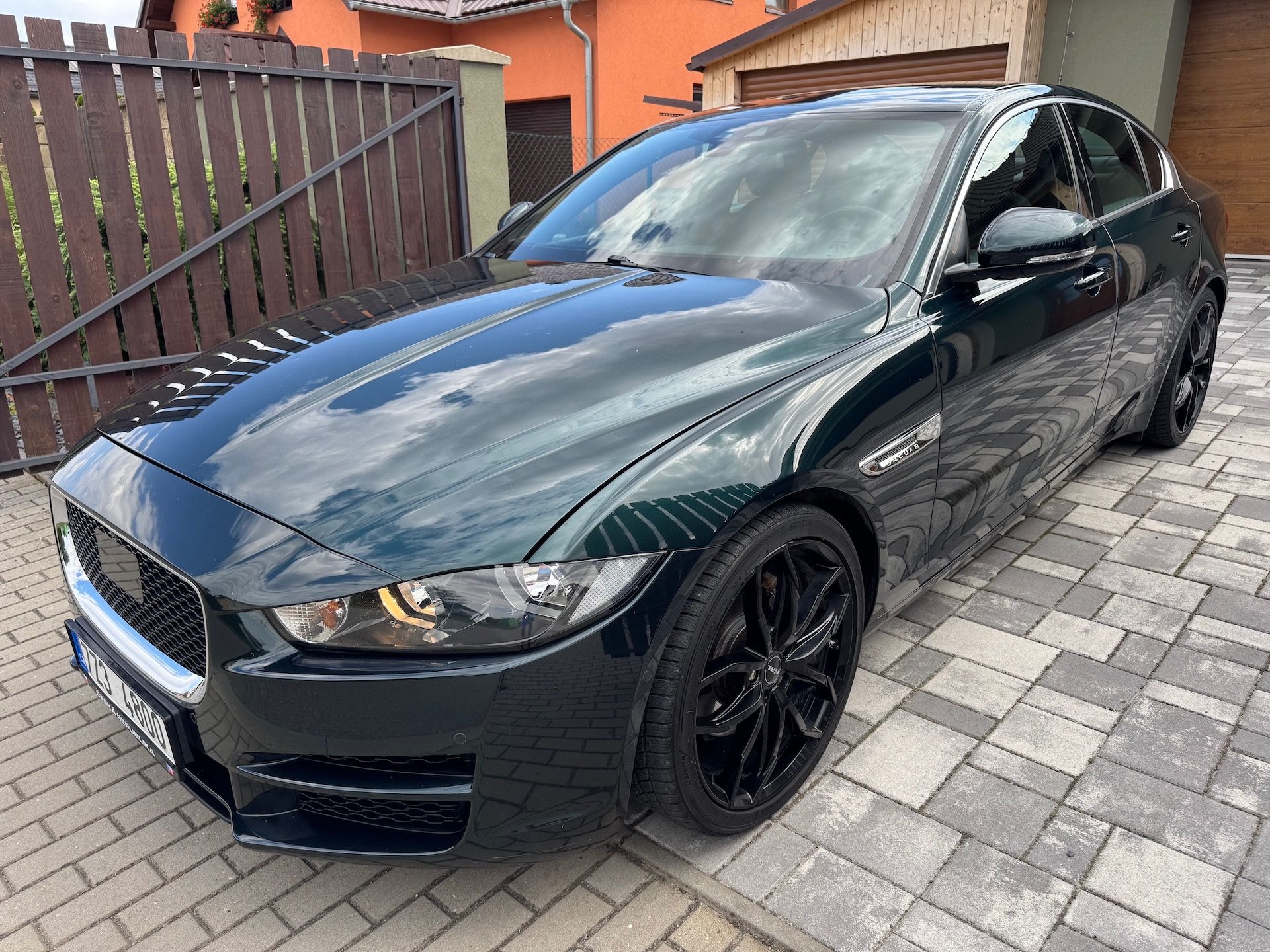 Jaguar XE, 2.0d 120kW AUT britishracing - fotka 6