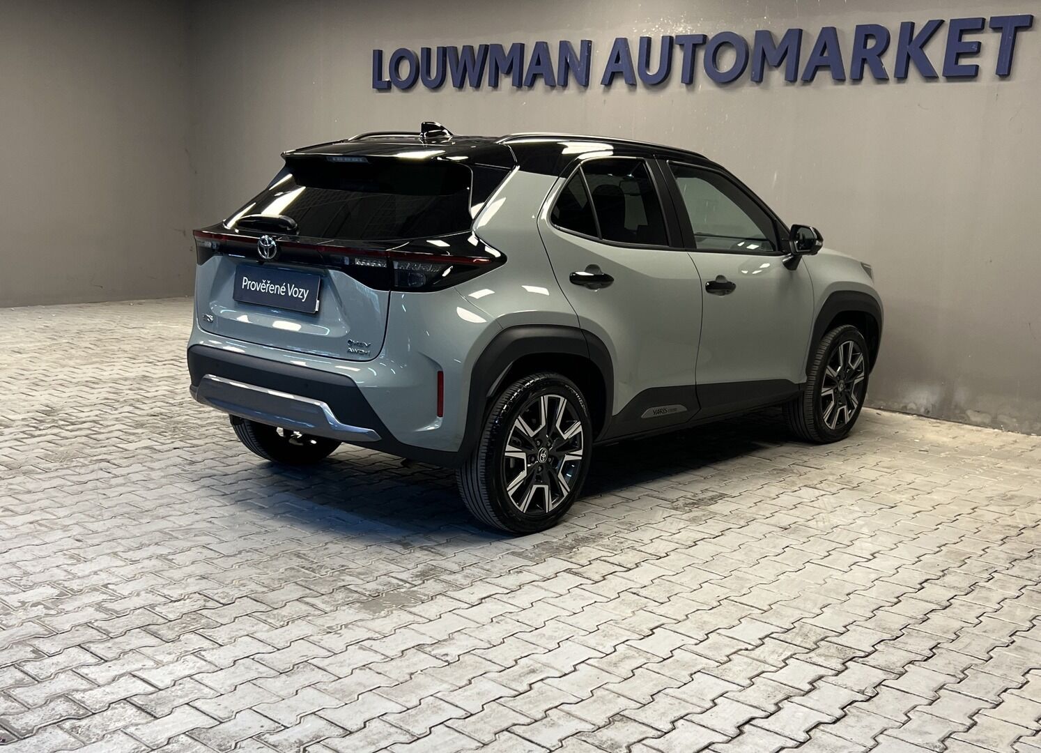 Toyota Yaris Cross, 1,5 Hybrid AT AWD Premiere - fotka 2