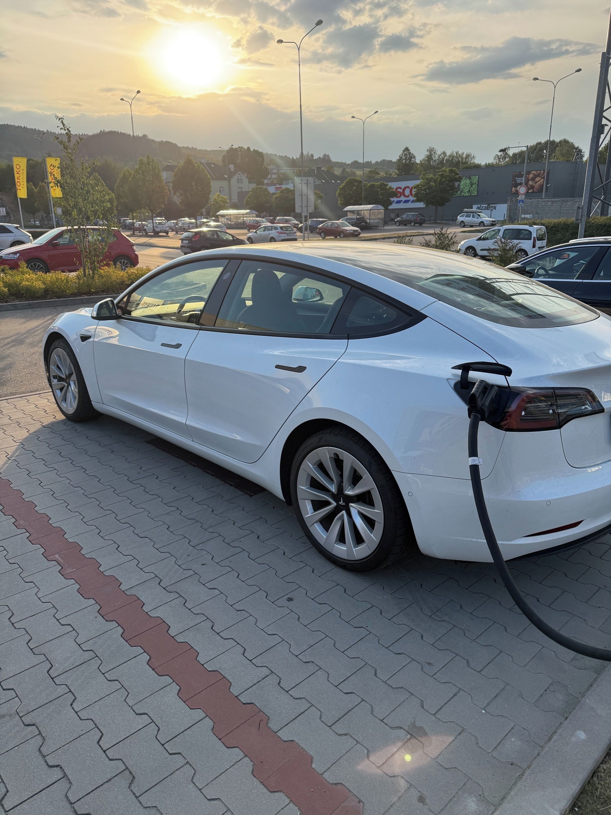 Tesla Model 3, LFP, SoH 92 %, tažné, DPH - fotka 2
