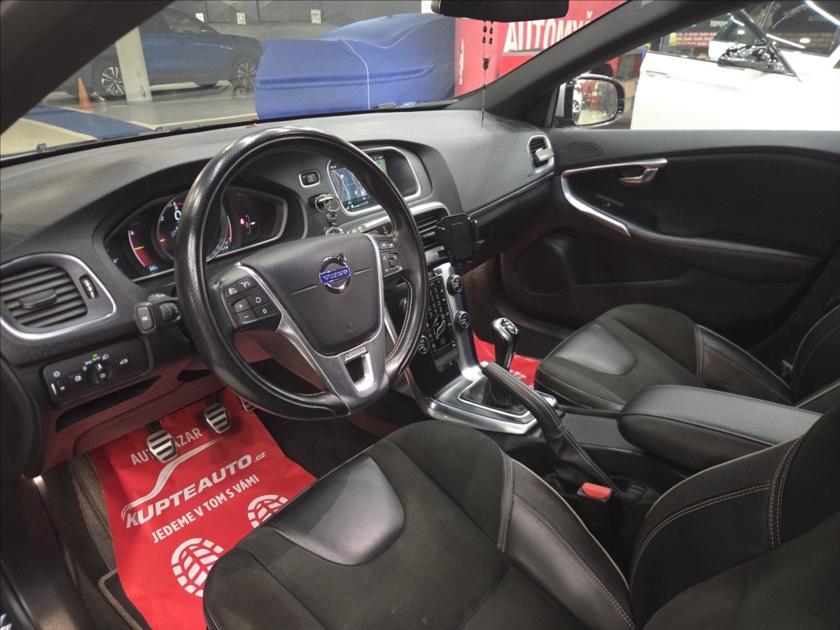 Volvo V40, 2,0 5VÁLEC ! TOP  R design - fotka 5