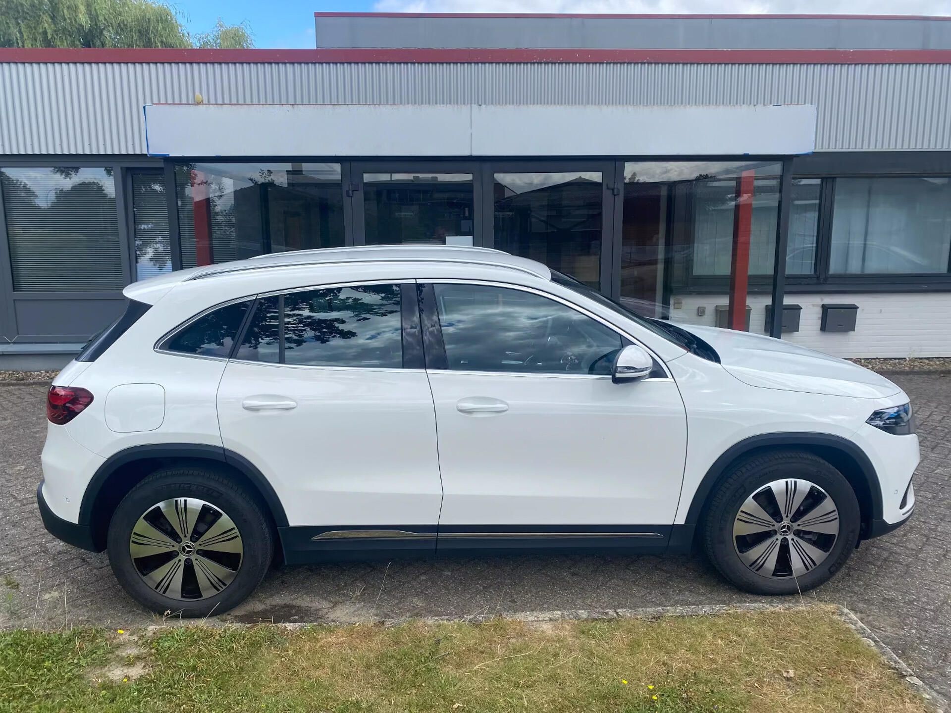 Mercedes-Benz EQA, 300 4M Progressive Facelift - fotka 3