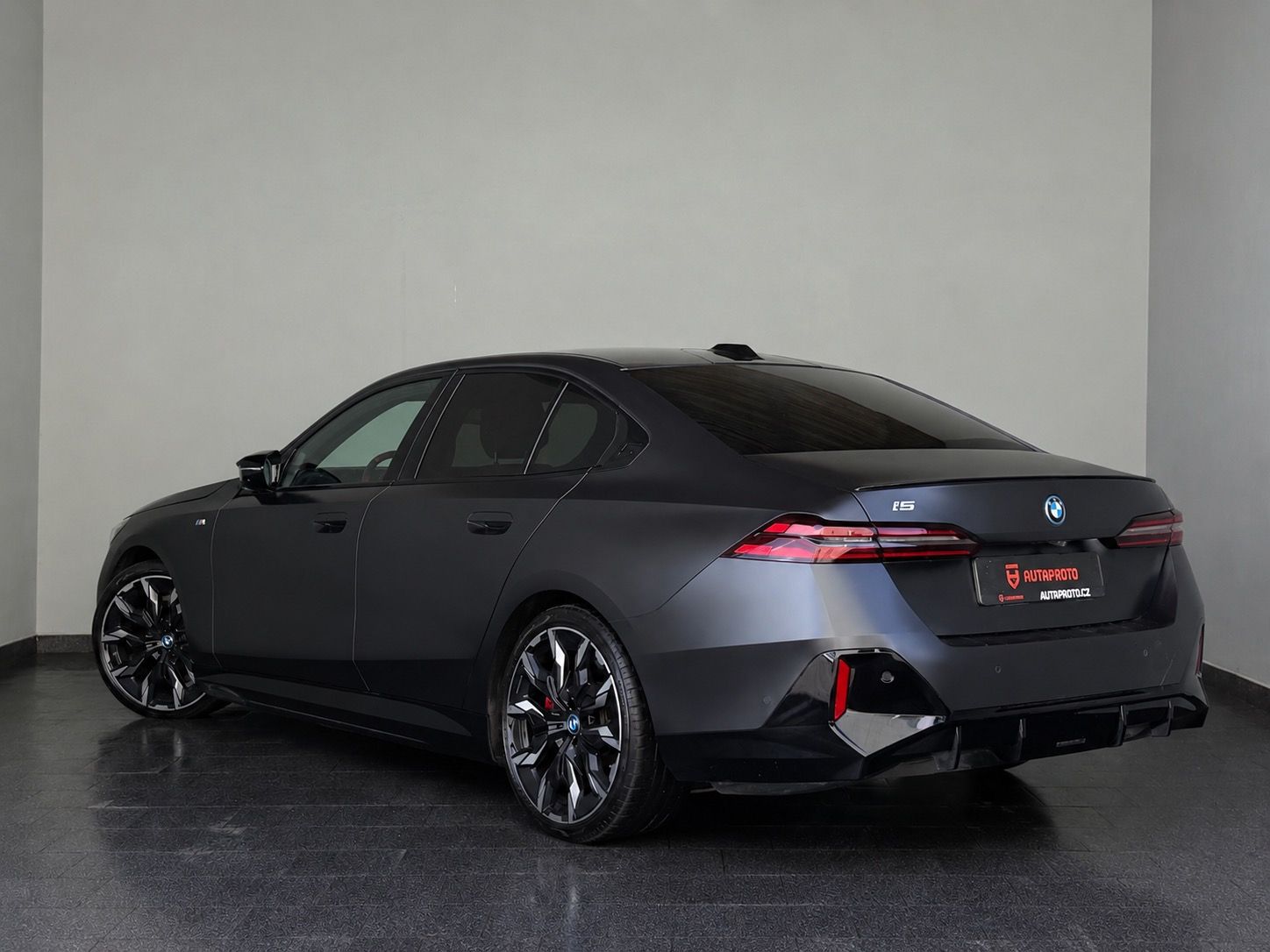 BMW i5, M60-xD-600PS-360-HUD-H&K-PANO - fotka 5