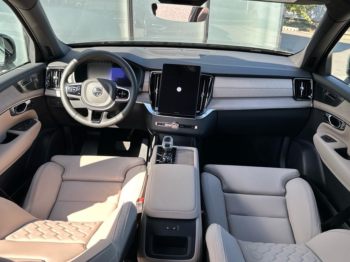 Volvo XC90, 2.0B5 184kW 4x4  PLUS DARK - fotka 4