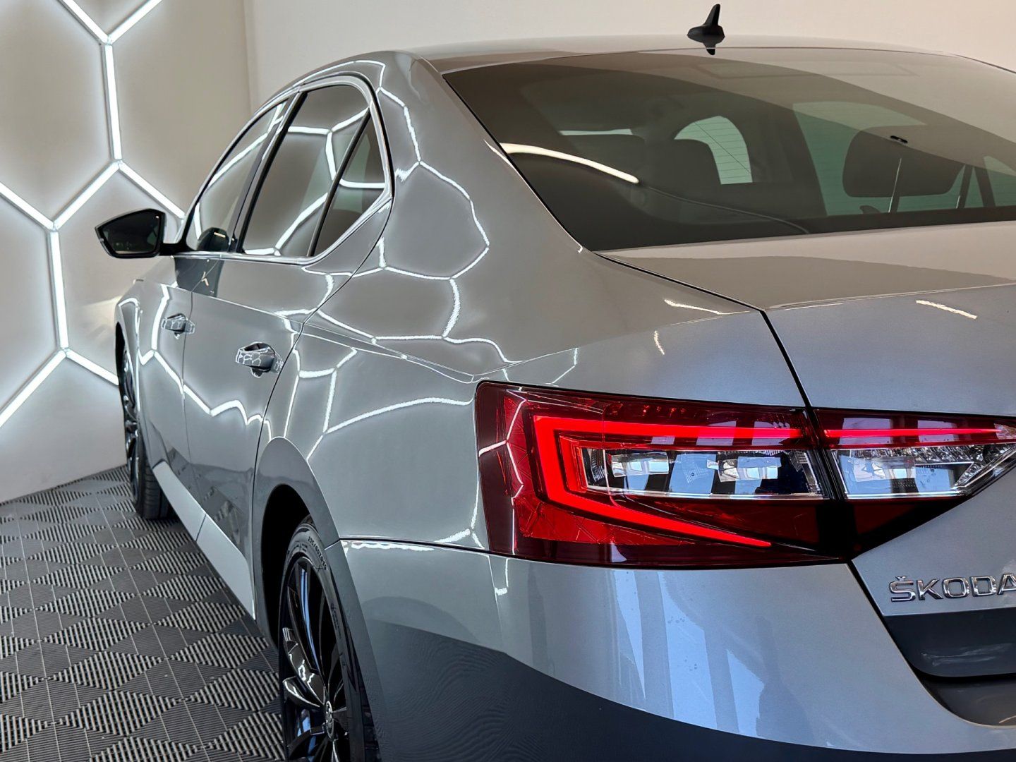 Škoda Superb, 2.0 TDI 140kW/L&K/4x4/DSG/TZ - fotka 5