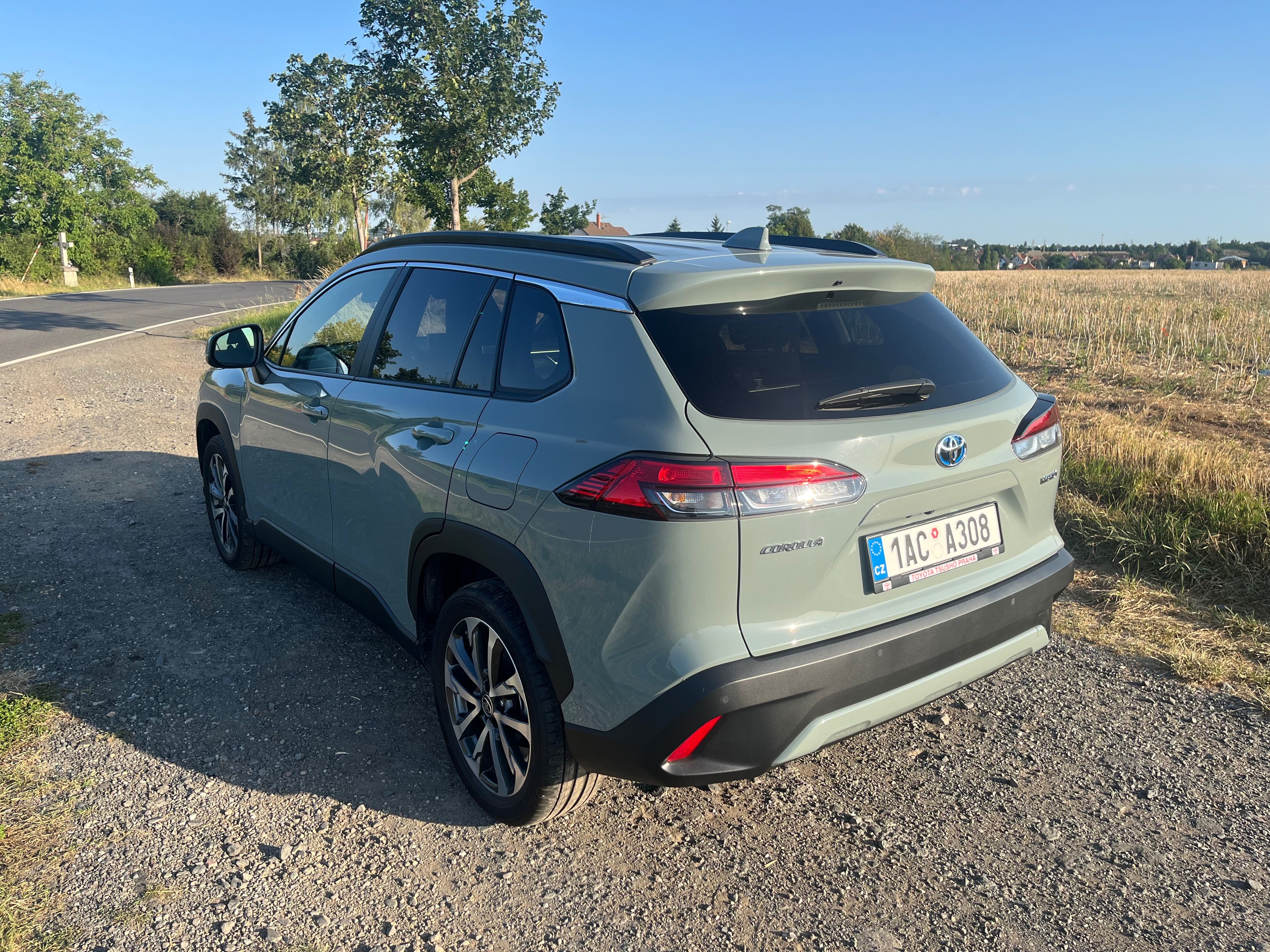 Toyota Corolla Cross, 2,0 HEV 197 k Style Tech - fotka 5
