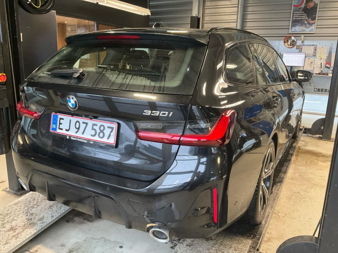 BMW Řada 3, 330i xDrive Touring - fotka 4