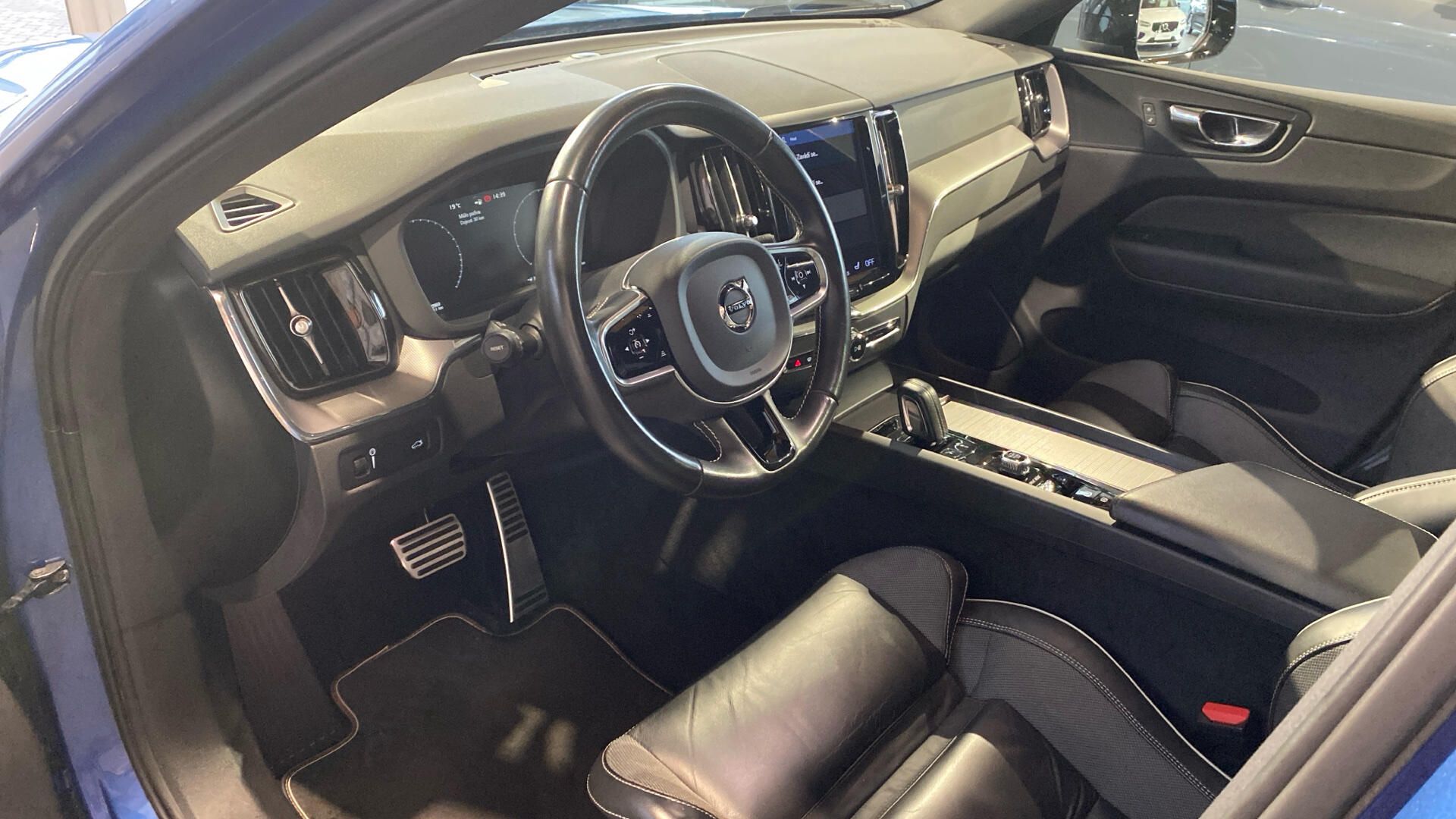 Volvo XC60, R-DESIGN, B5 AWD, 184+10 kW / - fotka 6