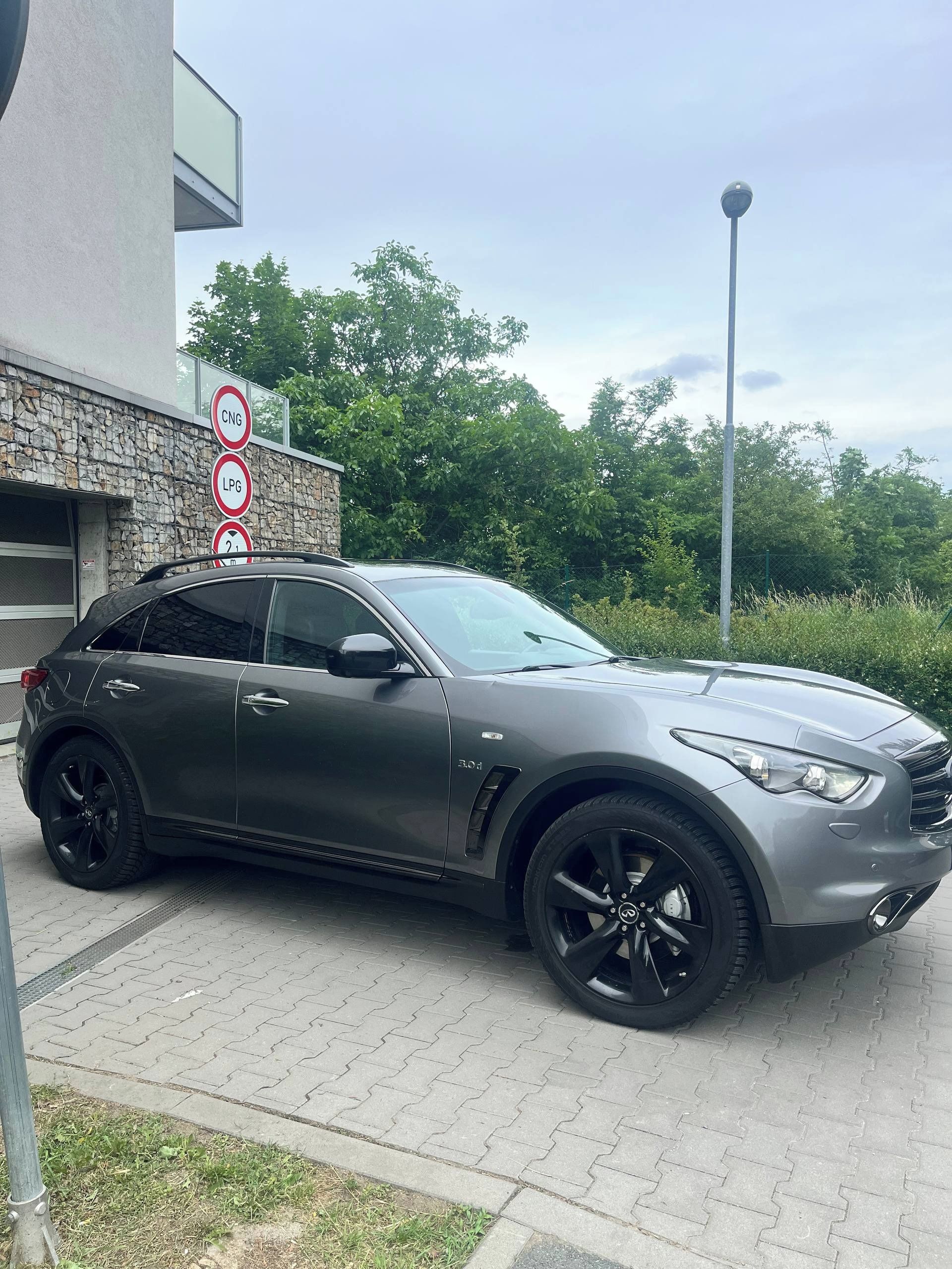 Infiniti QX70, Infiniti QX70 3.0d AWD Premium - fotka 2