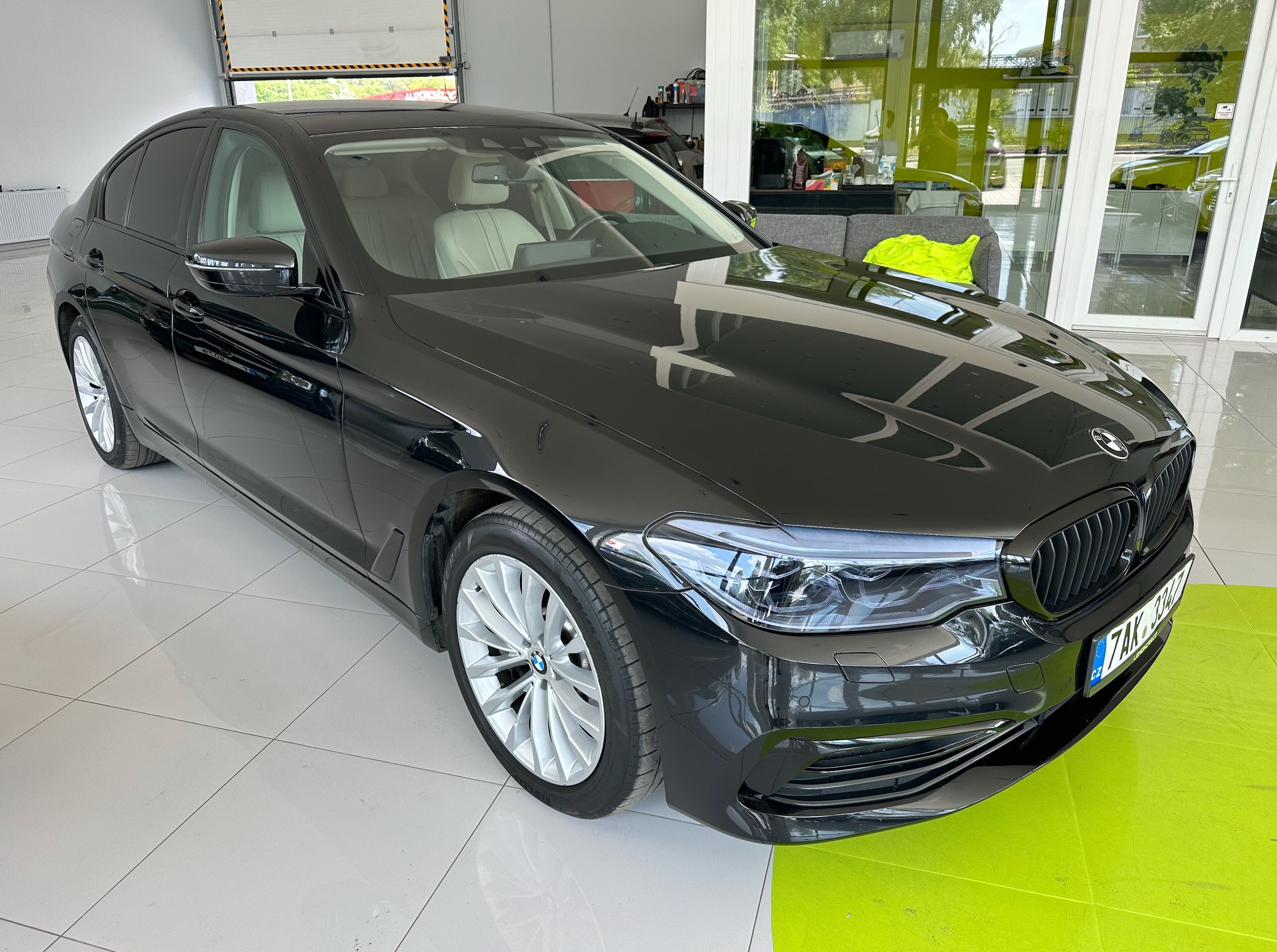 BMW Řada 5, 2.0 Luxury Line - fotka 2