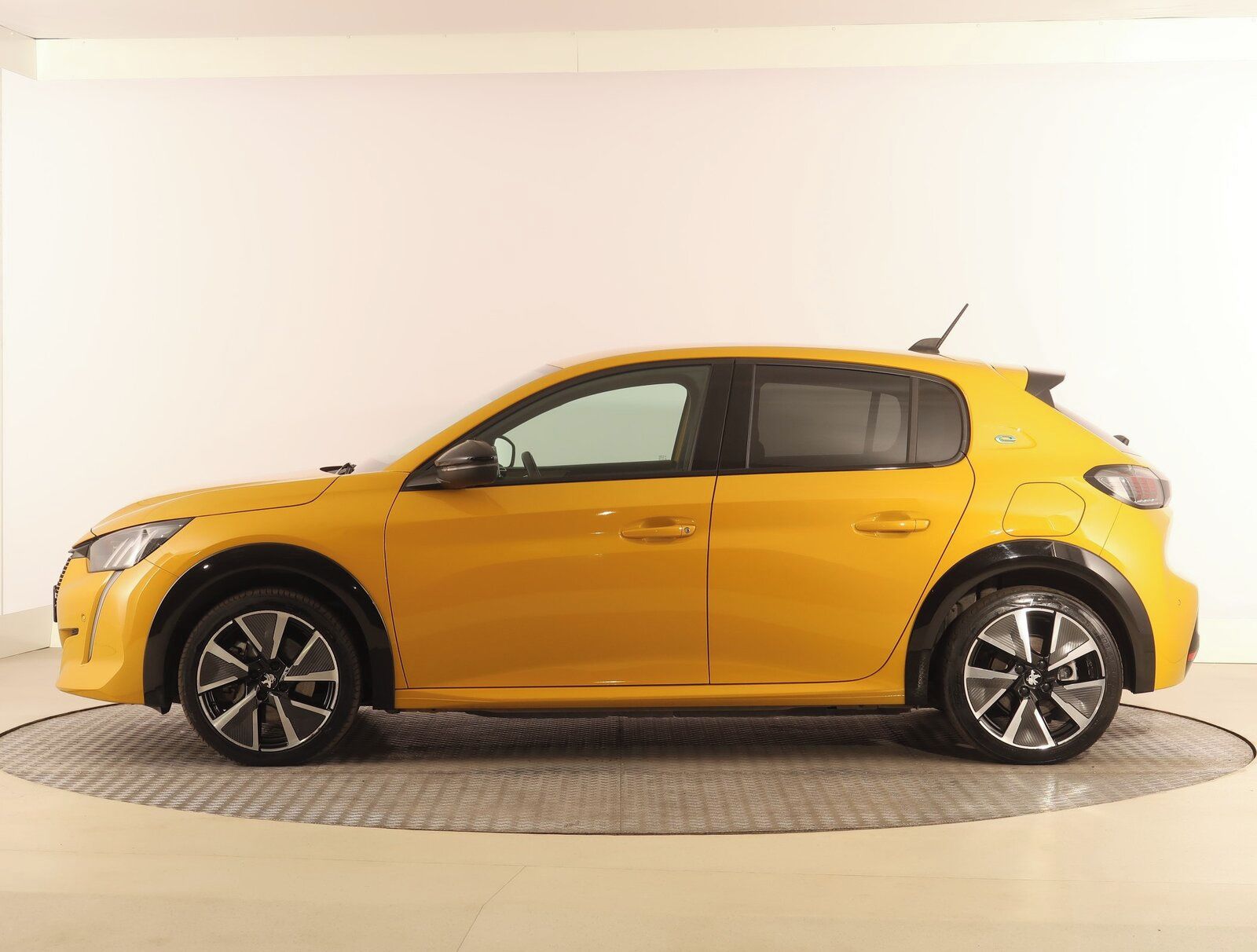 Peugeot 208, 50 kWh, SoH 84%, Automat - fotka 3