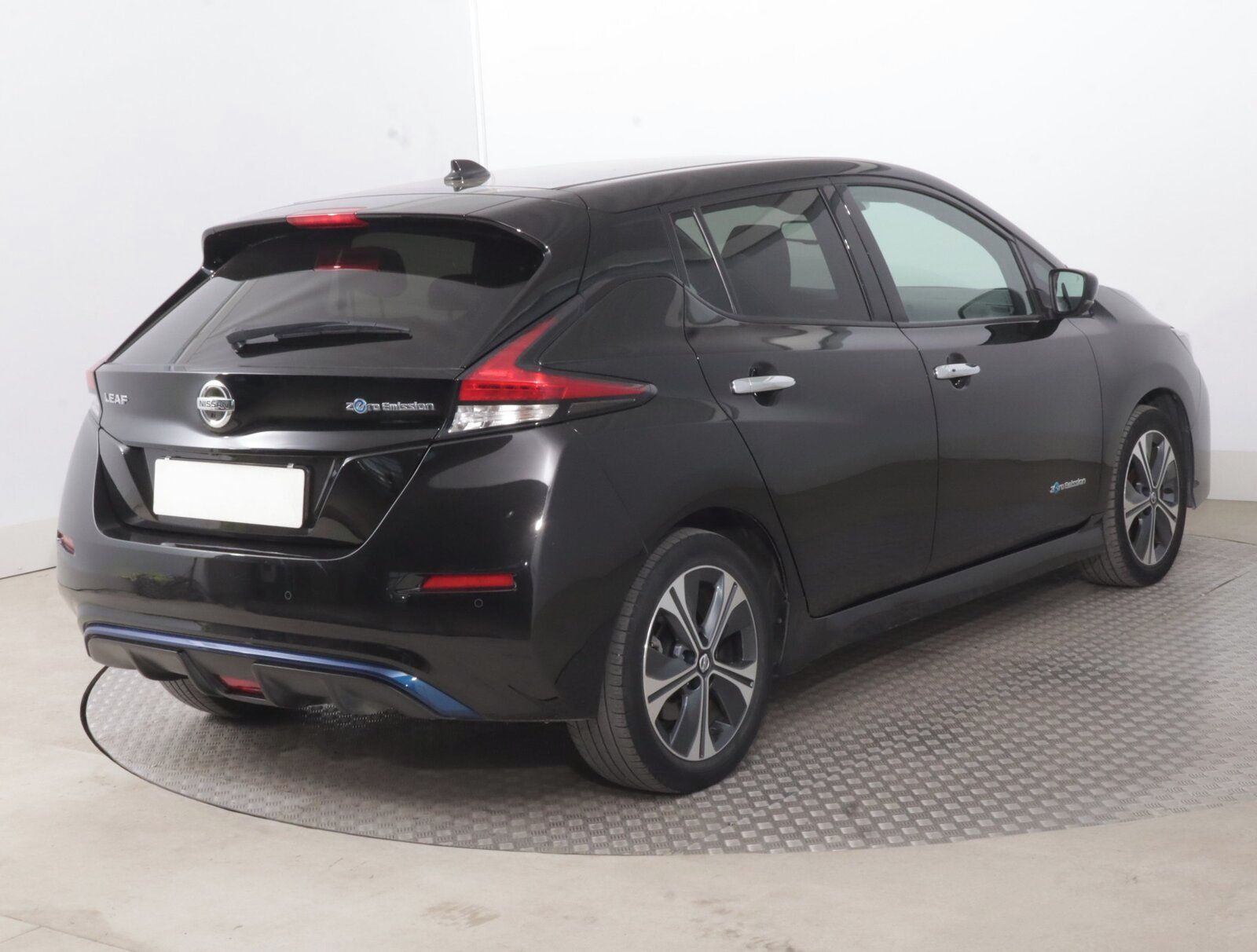 Nissan LEAF, 40 kWh, SoH 85%, Automat - fotka 5
