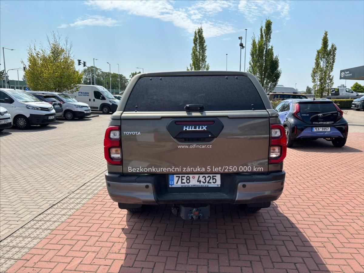 Toyota Hilux, 2,8   INVINCIBLE - fotka 4