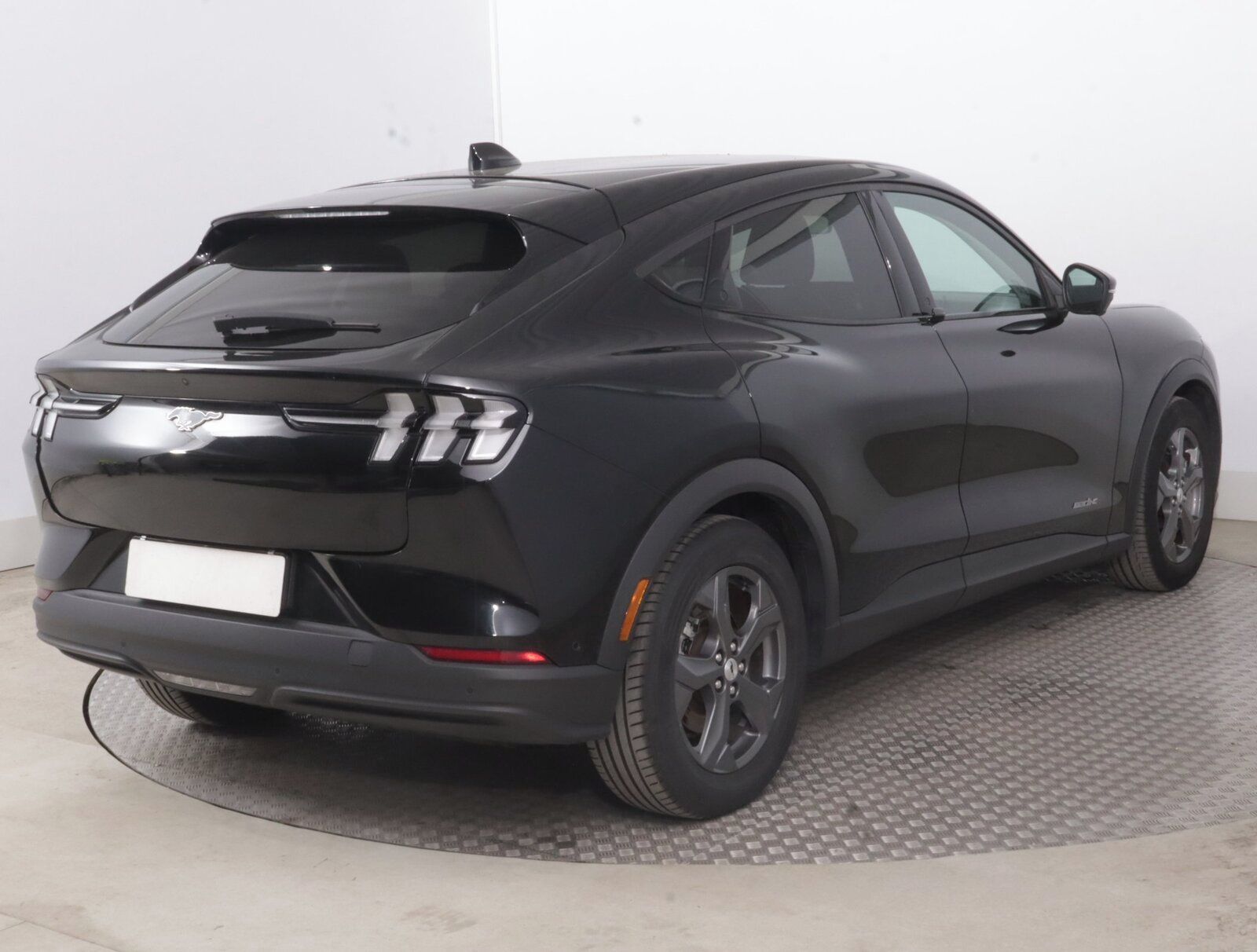 Ford Mustang Mach-E, Standard Range RWD, SoH 94% - fotka 5