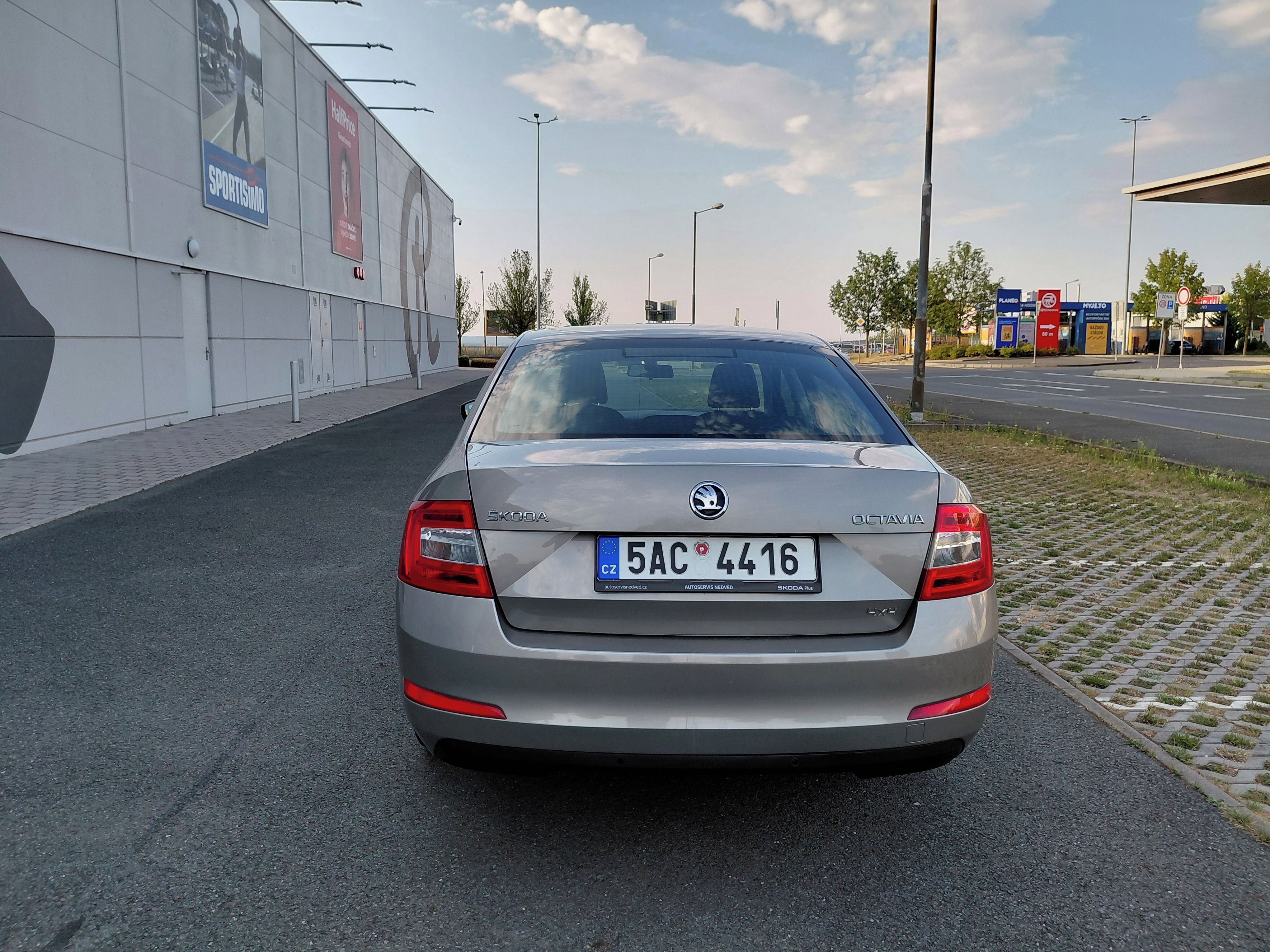 Škoda Octavia, 1.6TDI 4x4 2.MAJ EXTRA PĚKNÁ - fotka 6