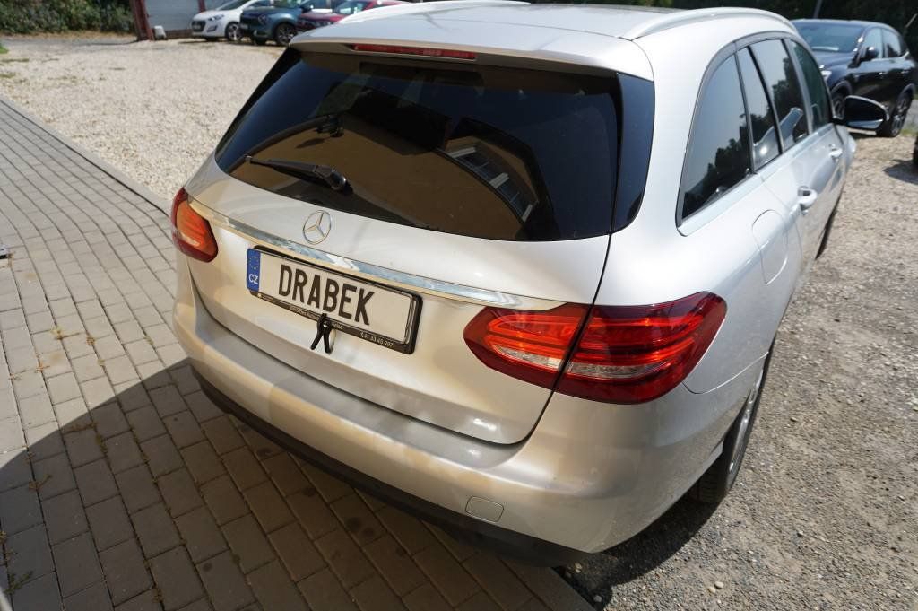 Mercedes-Benz Třídy C, C220  4 MATIC - fotka 6