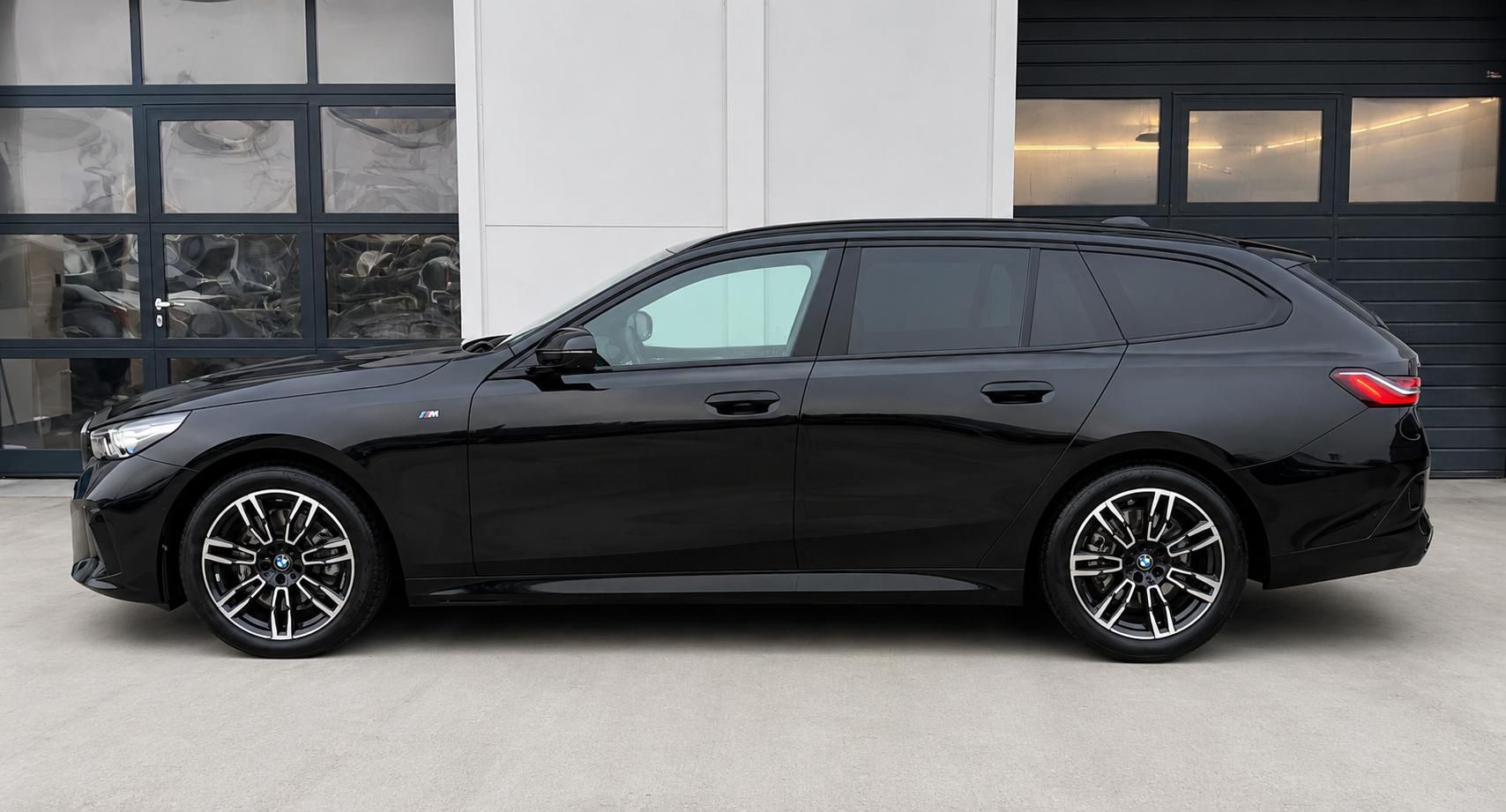 BMW Řada 5, 520d xDrive Touring M-Sport - fotka 3