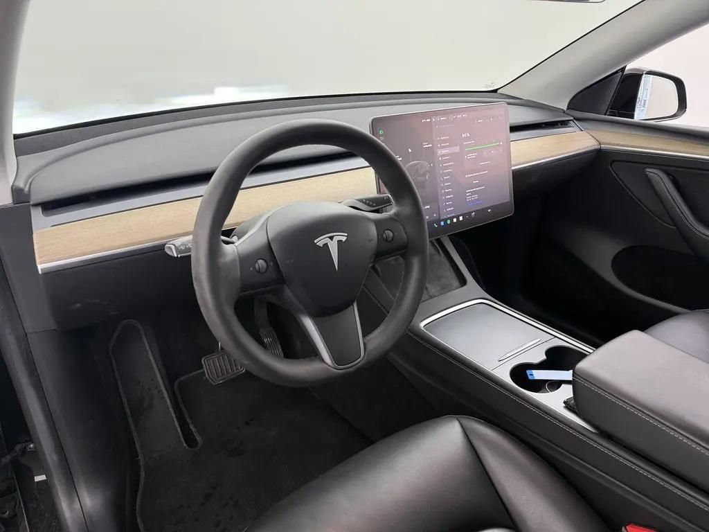 Tesla Model Y, SR RWD LFP 220kW 1.Maj DPH - fotka 3