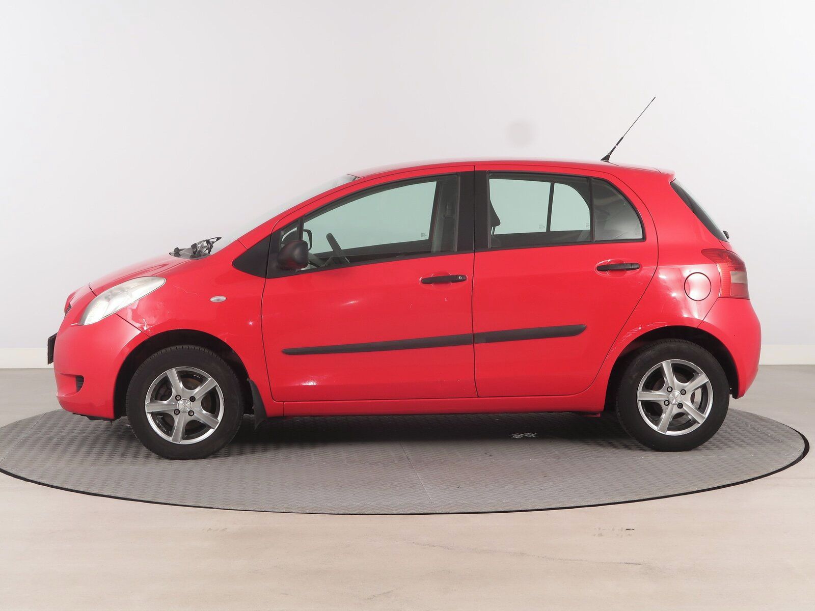 Toyota Yaris, 1.0 VVT-i, po STK, Tažné - fotka 3