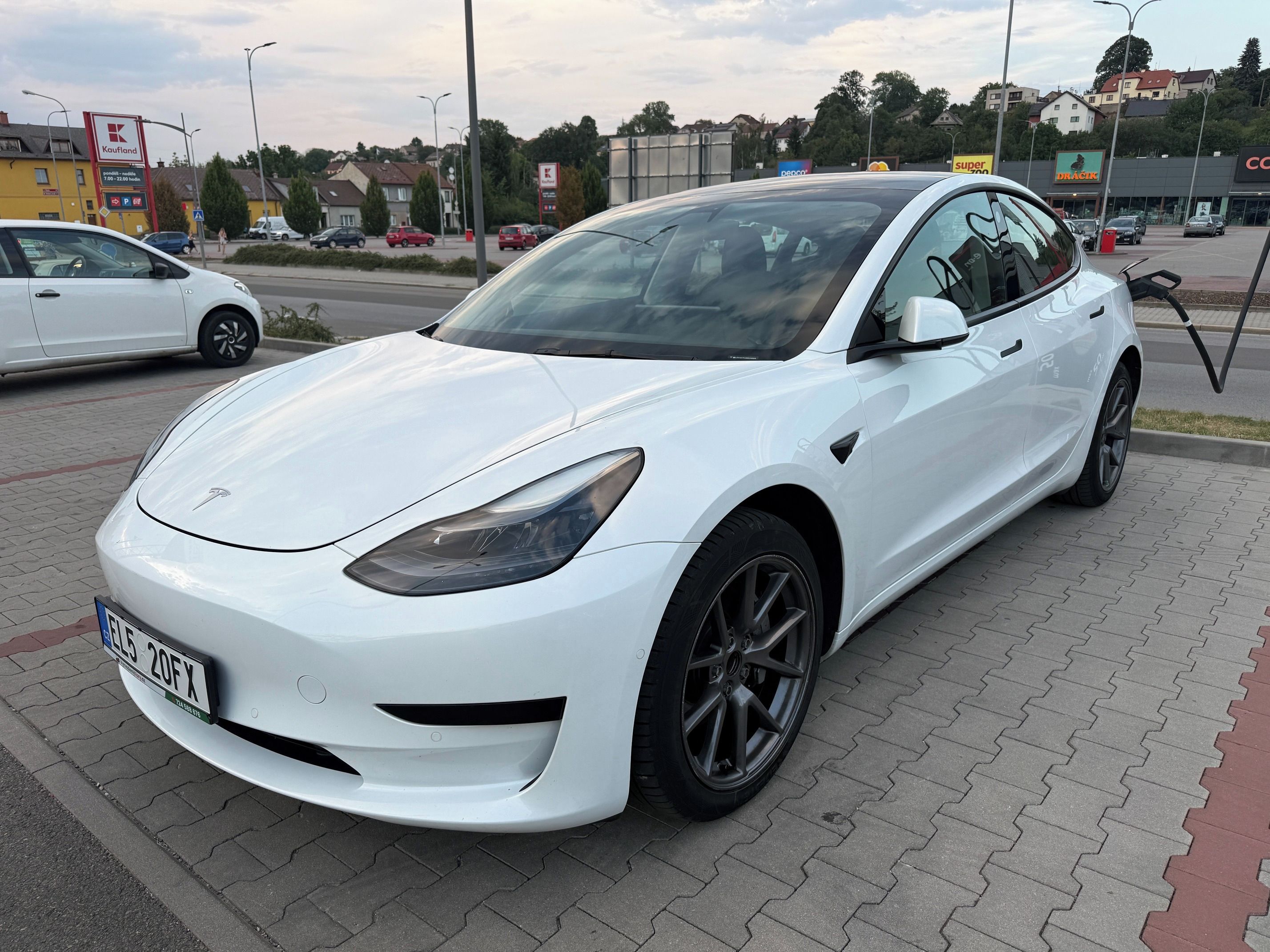 Tesla Model 3, LFP, SoH 90,5 %, tažné, DPH - fotka 3