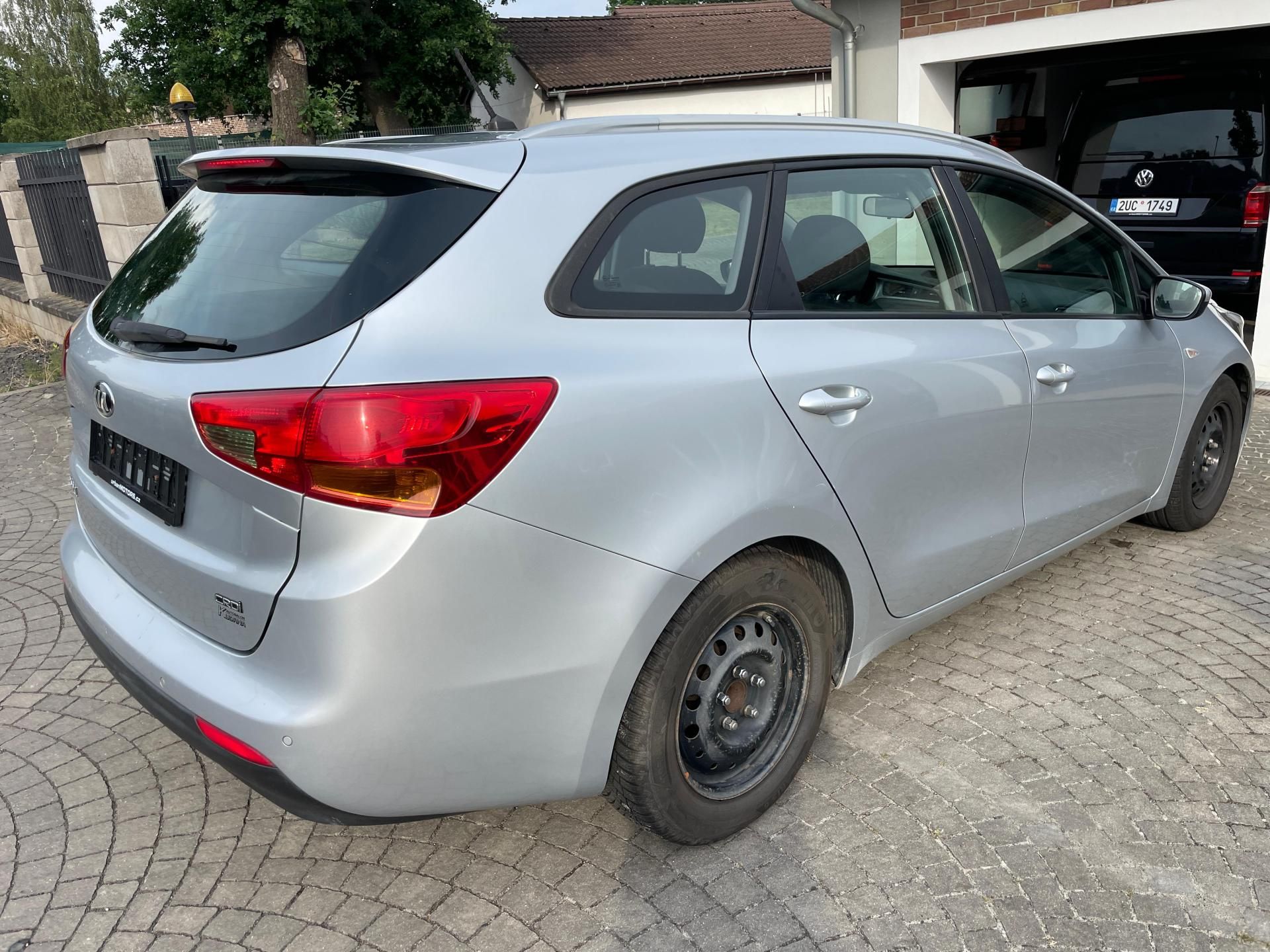 Kia Cee´d, 1,6 CRDi 100kW AUTOMAT - fotka 5