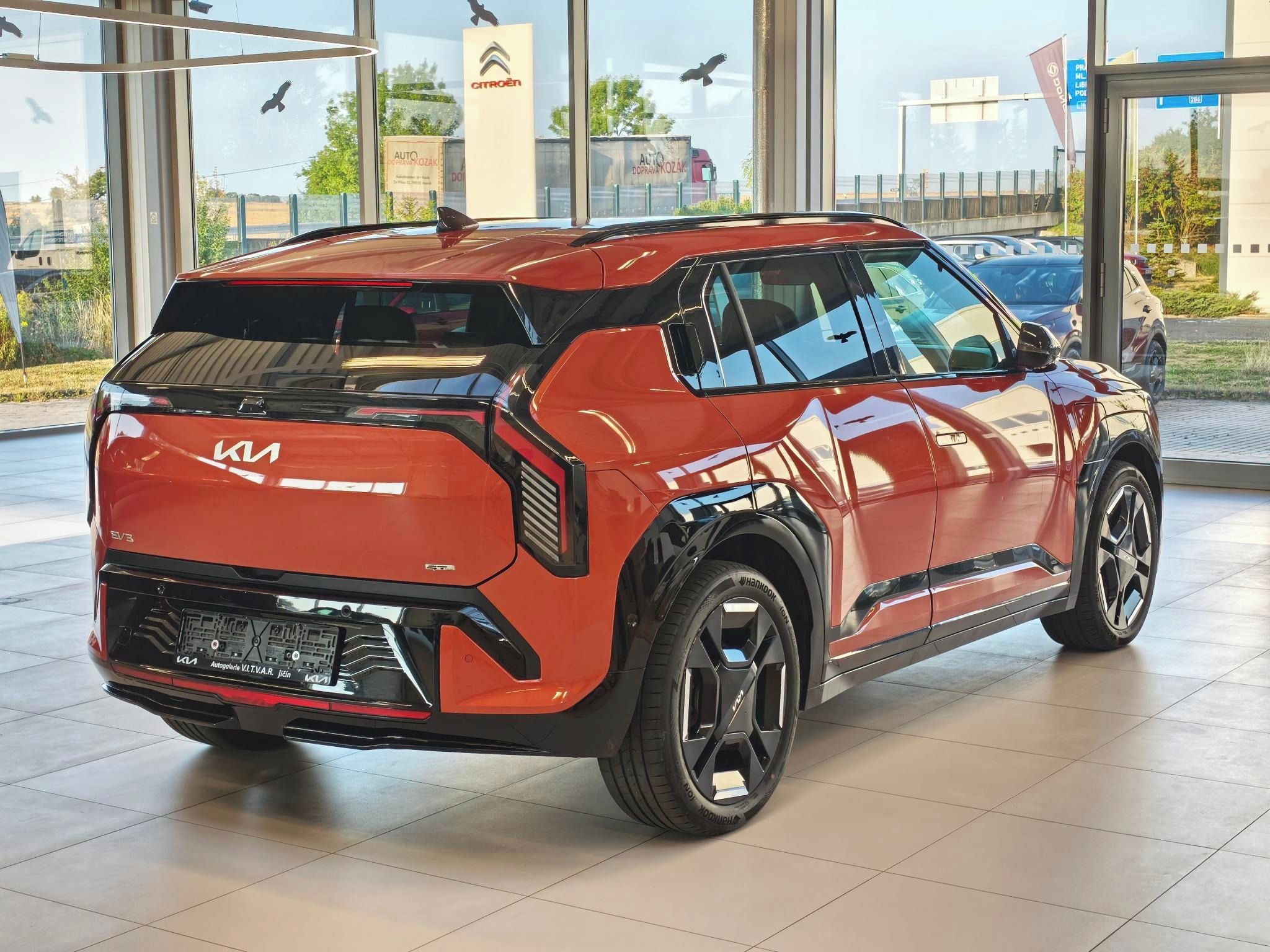Kia EV3, 4x2 GT-LINE 150 kW + PANORAMA - fotka 6