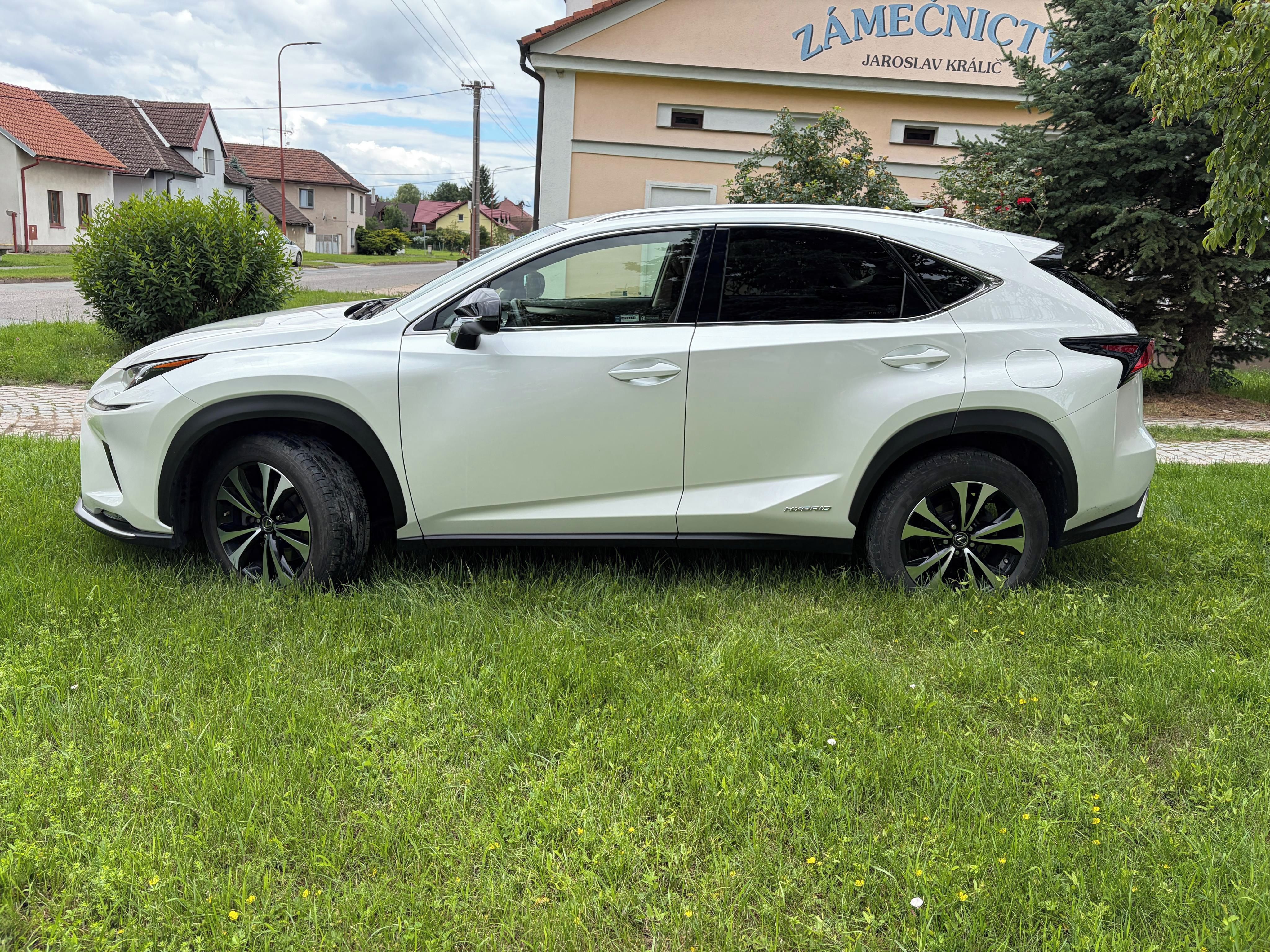 Lexus NX 300h, Lexus NX 300h 4x4 Limited - fotka 4
