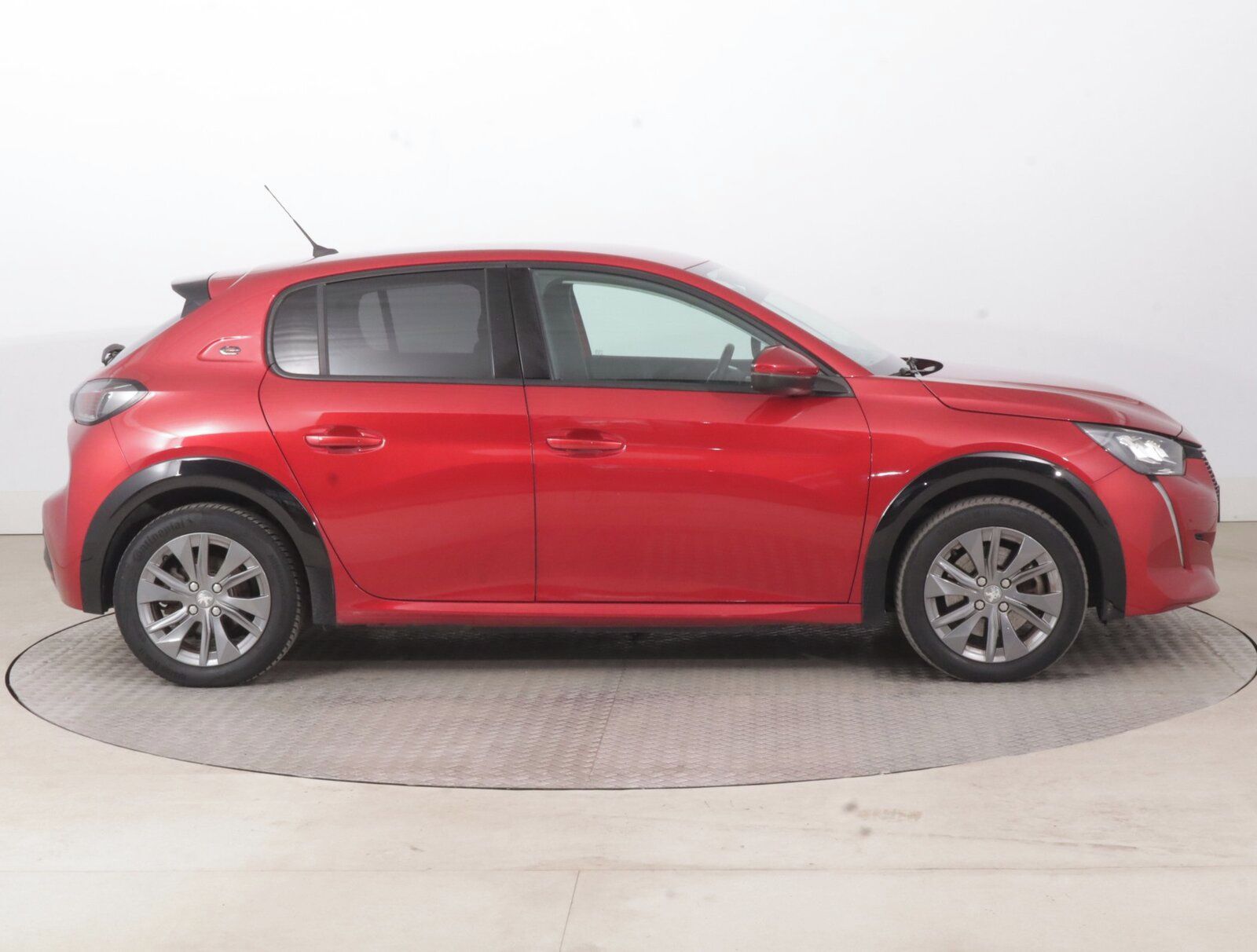 Peugeot 208, 50 kWh, SoH 95%, Automat - fotka 6