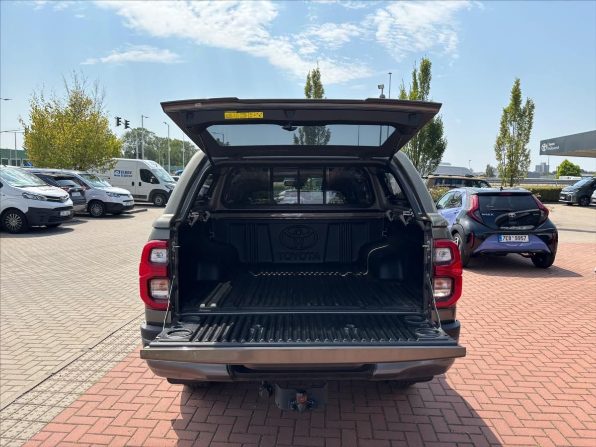 Toyota Hilux, 2,8   INVINCIBLE - fotka 5