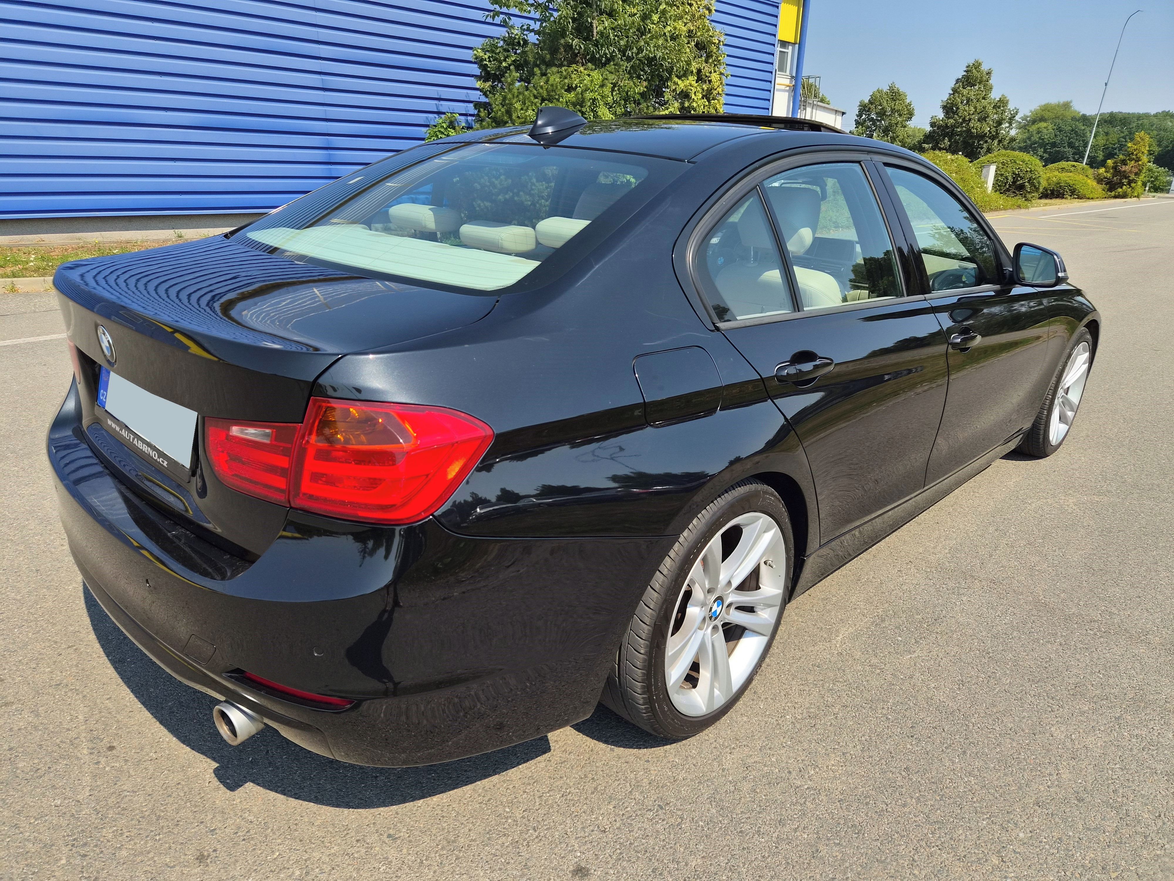 BMW Řada 3, 335i 305PS MANUÁL LED ŠÍBR WEB - fotka 5