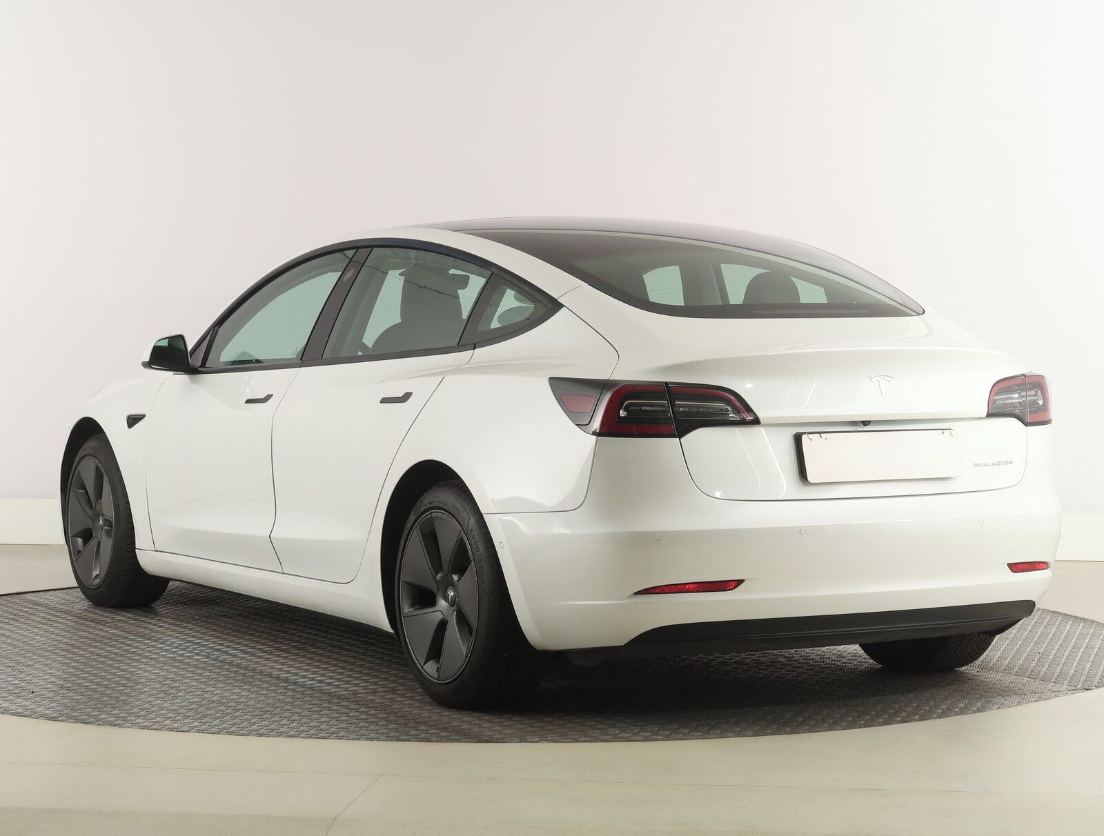 Tesla Model 3, Long Range 4WD 79kWh, SoH 81% - fotka 4
