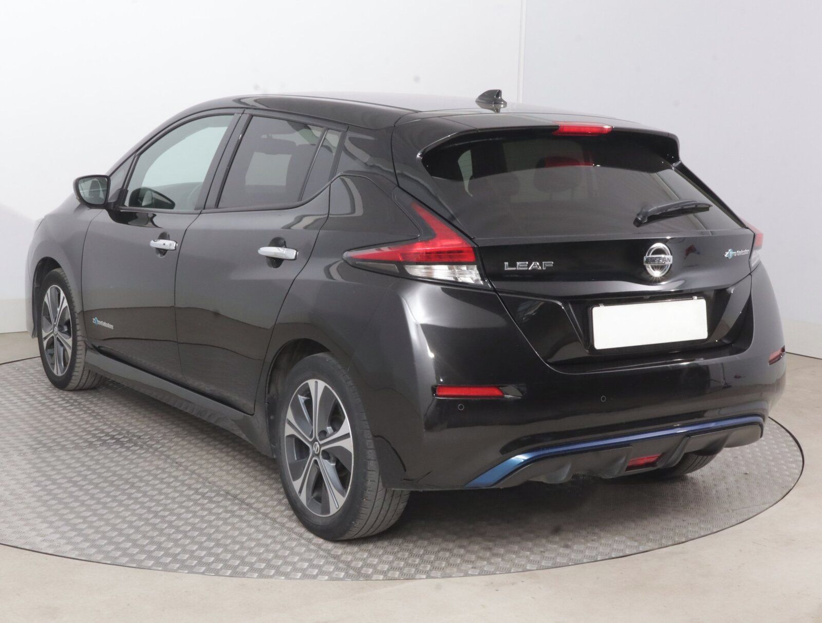 Nissan LEAF, 40 kWh, SoH 85%, Automat - fotka 4