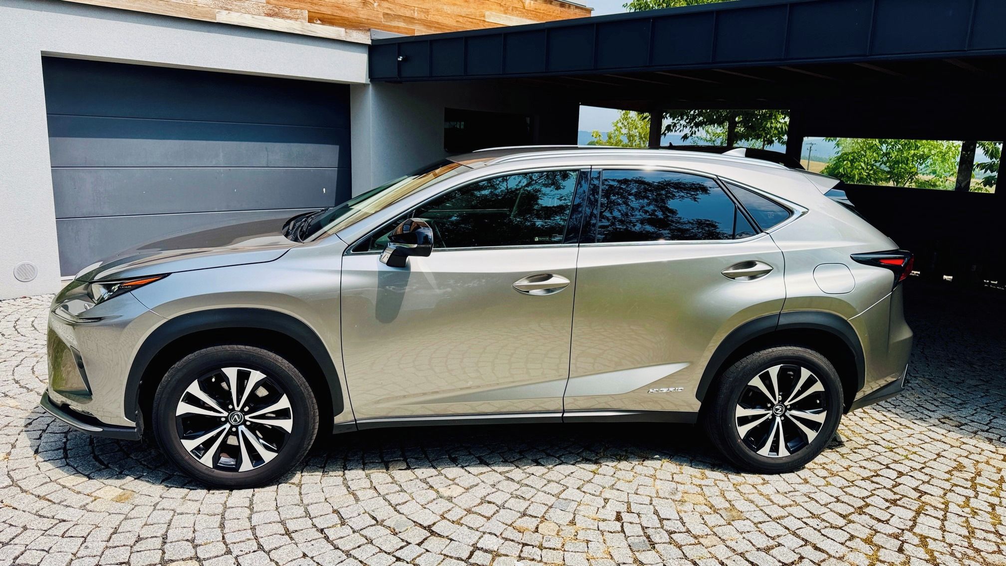 Lexus NX 300h, Lexus NX 300h 4x4 Hybrid - fotka 4