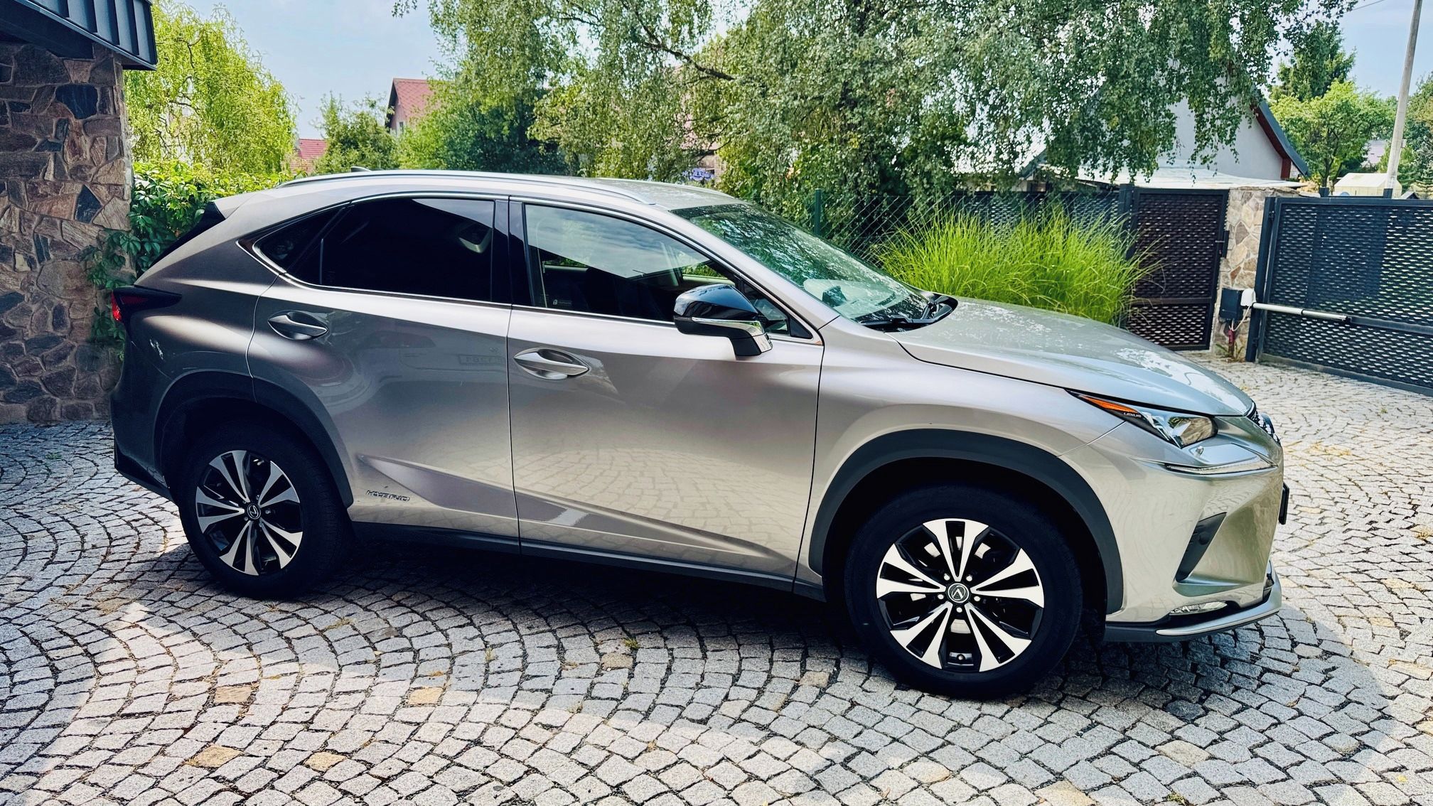 Lexus NX 300h, Lexus NX 300h 4x4 Hybrid - fotka 3