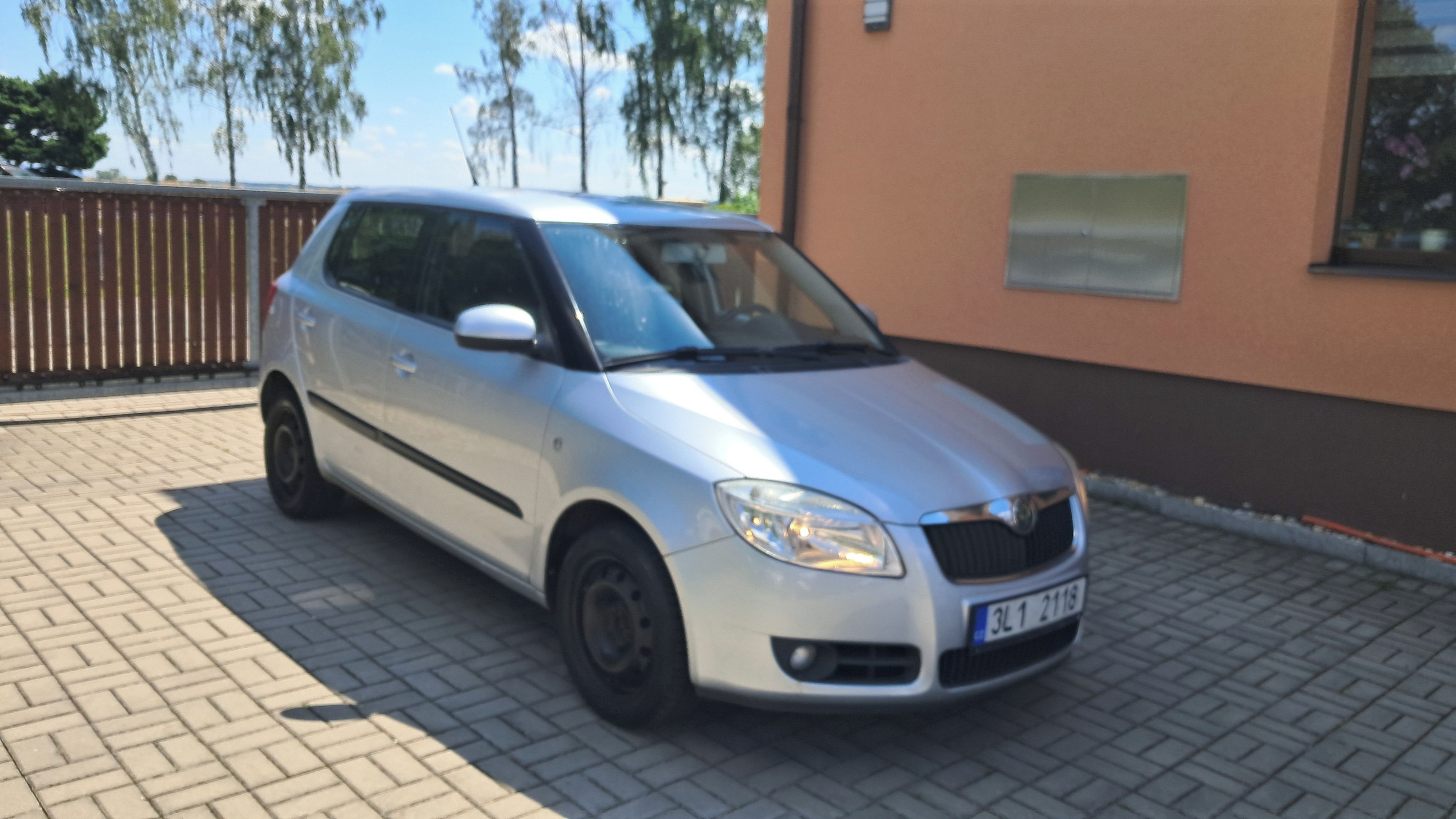 Škoda Fabia, 1.2i / najeto 68 000 km 1.Maj - fotka 2