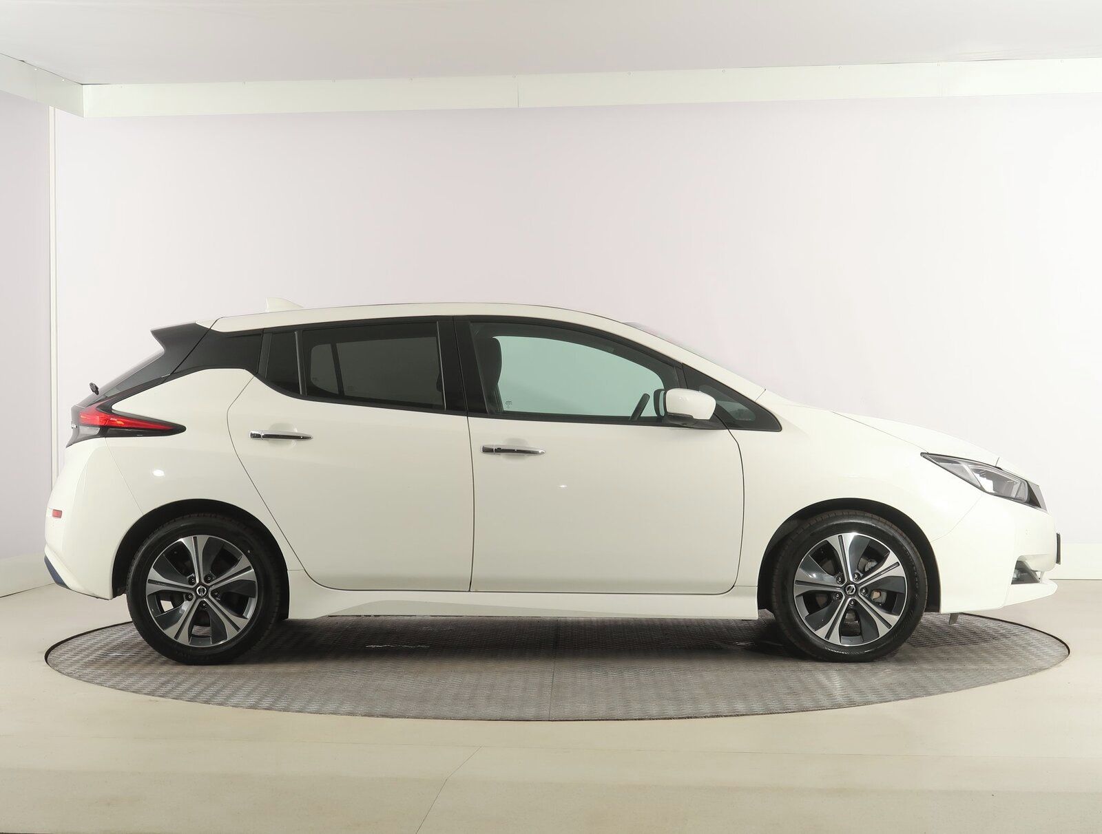Nissan LEAF, 40 kWh, SoH 91%, Automat - fotka 6