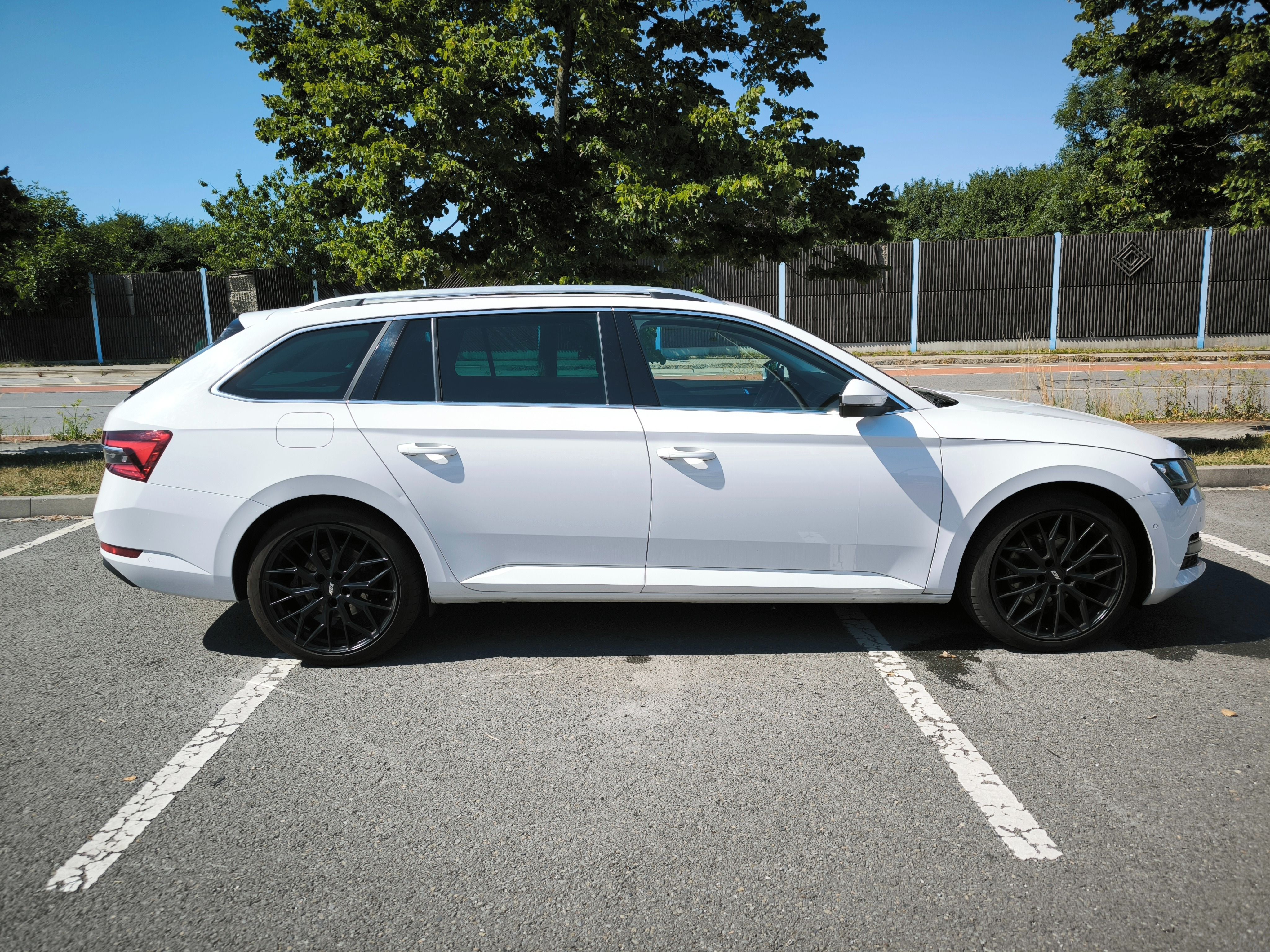 Škoda Superb, 2.0TDI 140kw, Webasto+Panorama - fotka 4