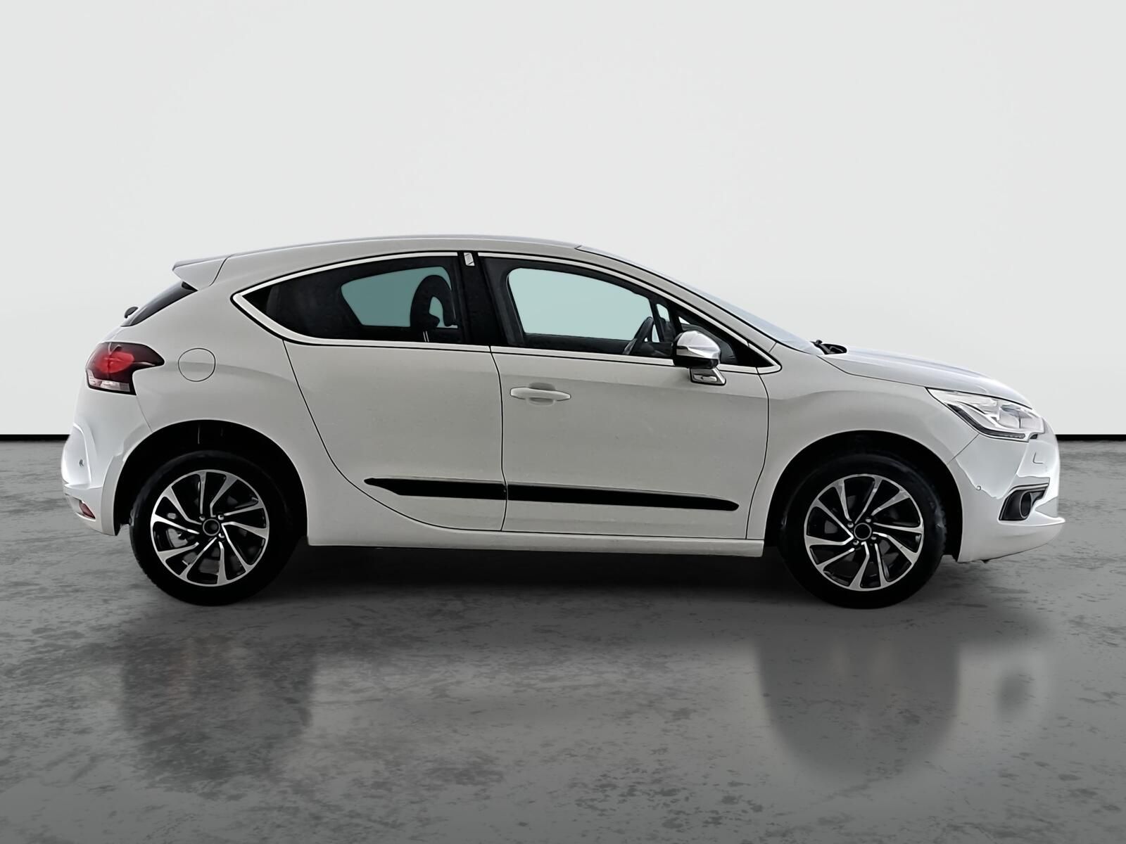 DS 4, 1.6 e-HDi, ČR,1.maj - fotka 6