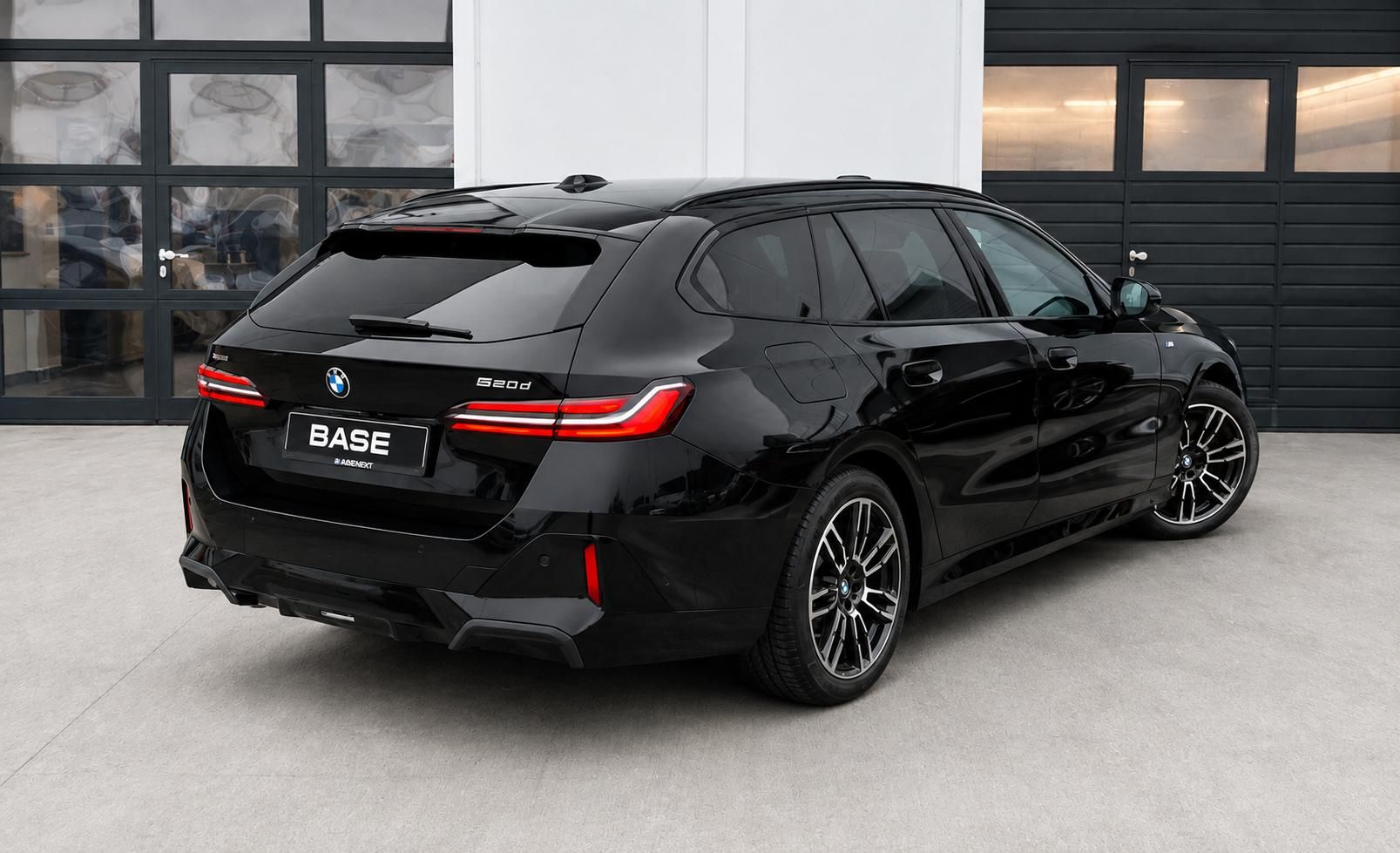 BMW Řada 5, 520d xDrive Touring M-Sport - fotka 4