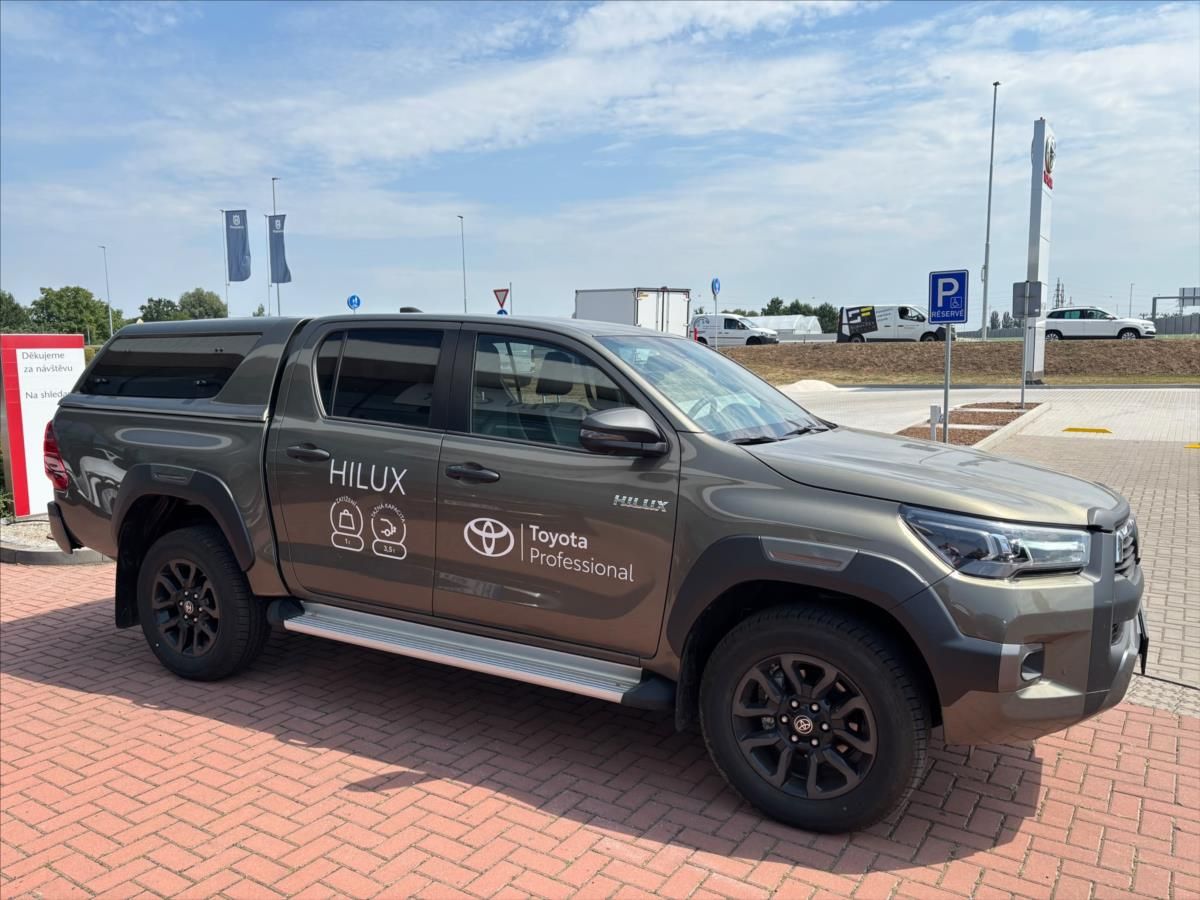 Toyota Hilux, 2,8   INVINCIBLE - fotka 3