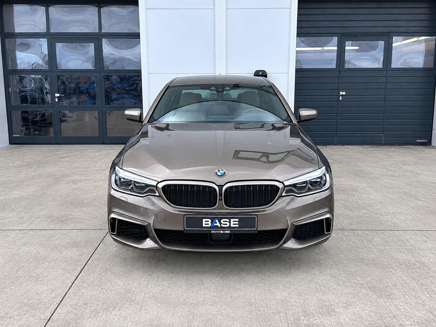 BMW Řada 5, M550d xDrive - fotka 2