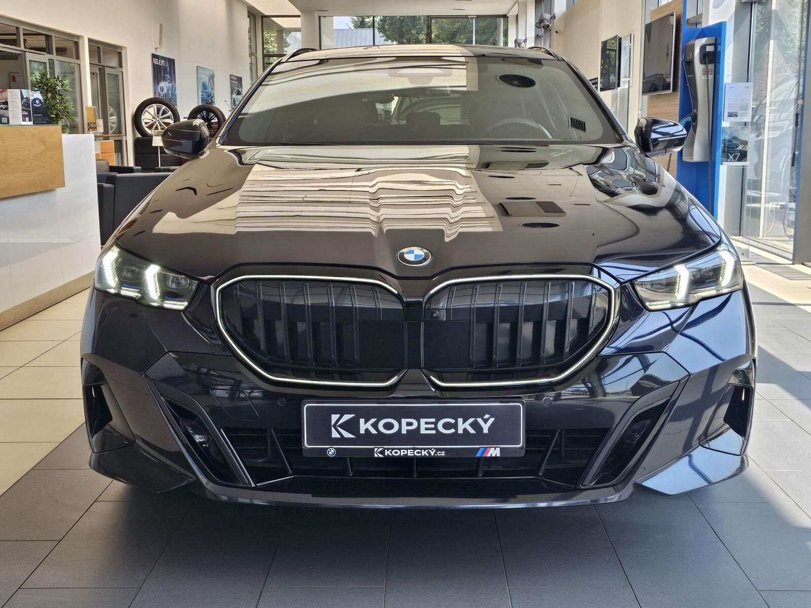 BMW Řada 5, 540d xDrive Touring - fotka 2